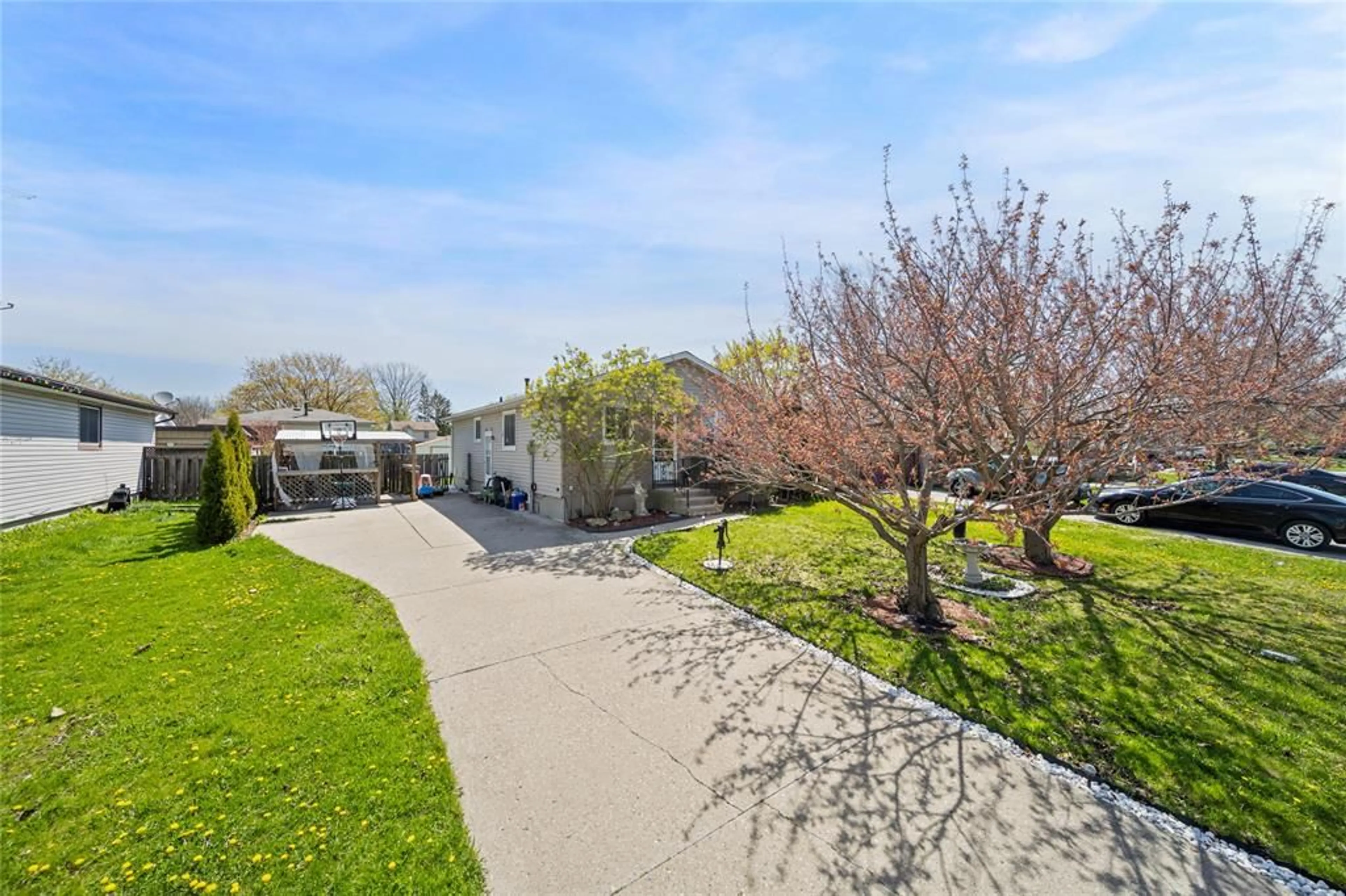 A pic from outside/outdoor area/front of a property/back of a property/a pic from drone, street for 346 Somerset Cres, Sarnia Ontario N7S 4G1