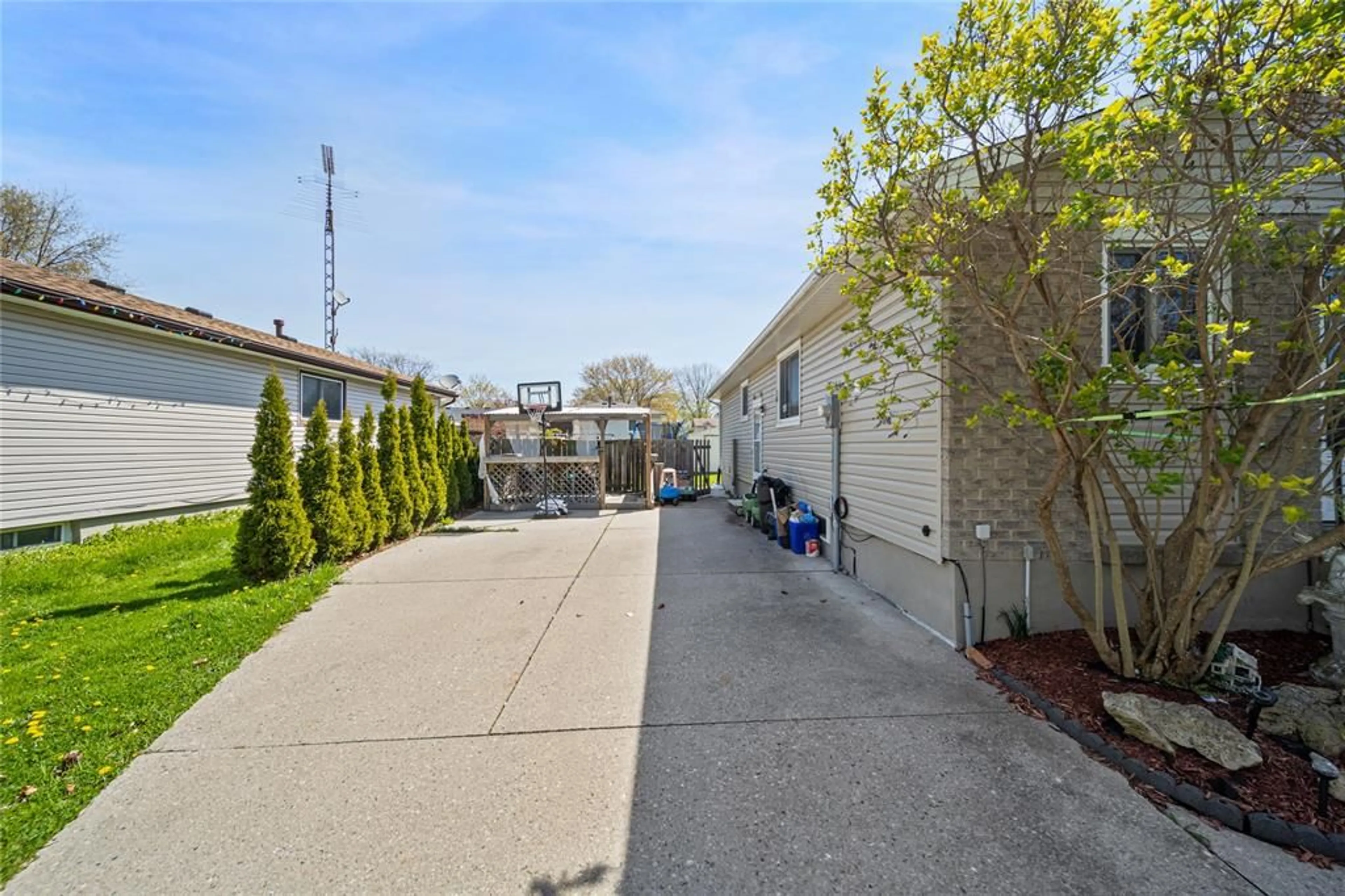 Patio, street for 346 Somerset Cres, Sarnia Ontario N7S 4G1