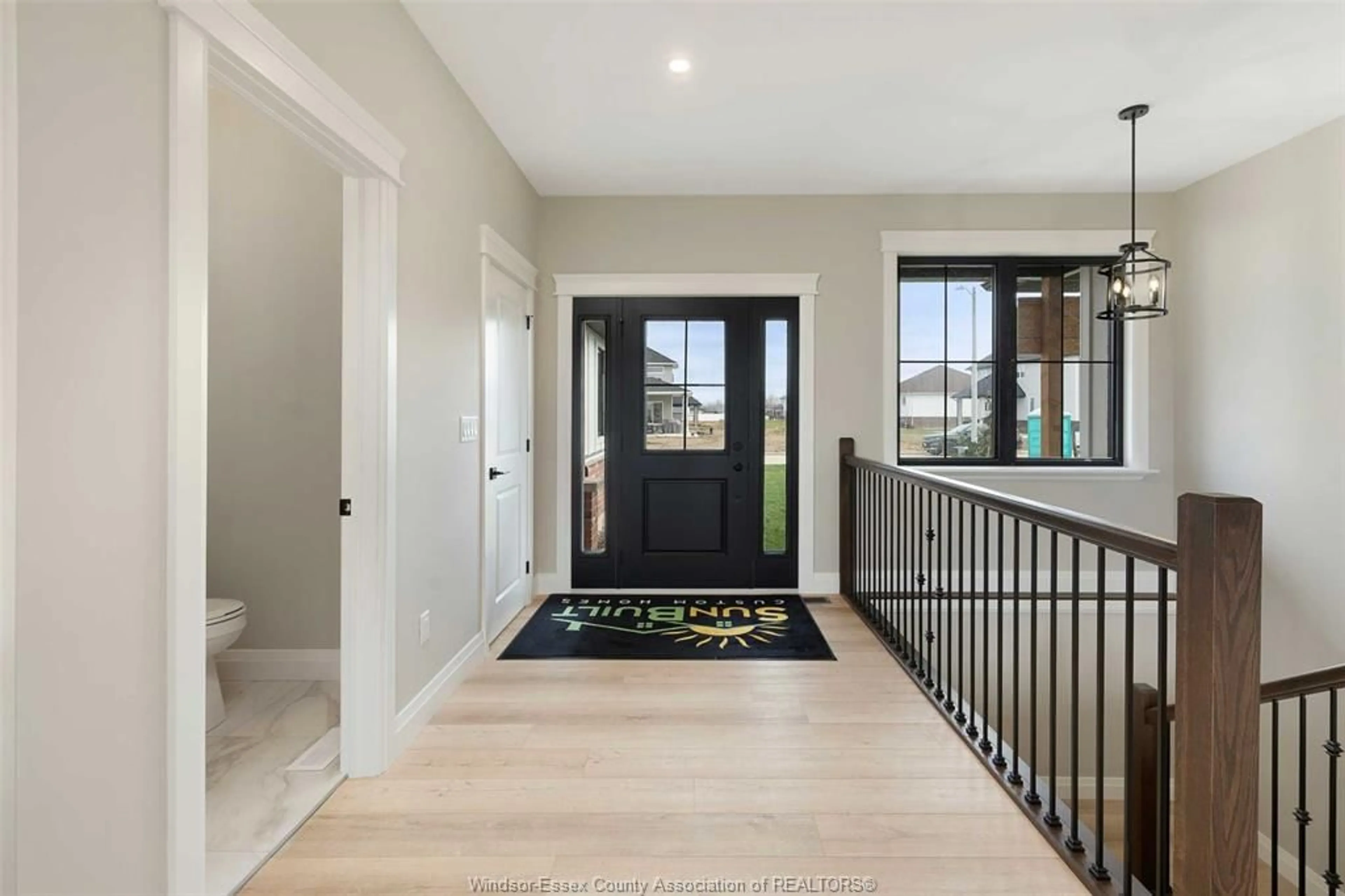 Indoor entryway for 135 VALENCIA Dr, Chatham Ontario N7L 0H3