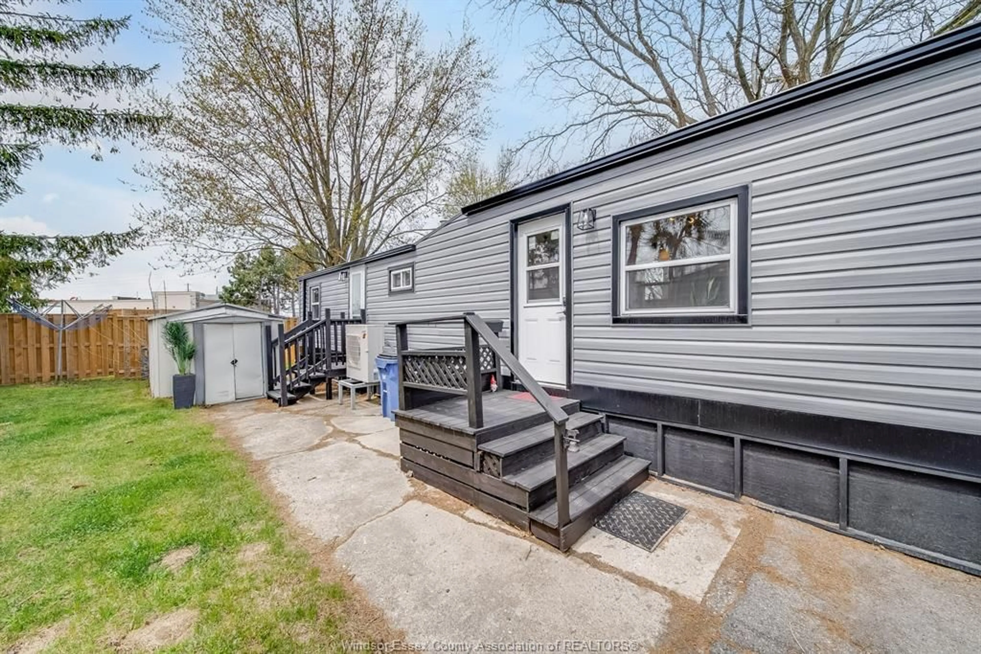 Home with vinyl exterior material, street for 10 TUDOR Crt, Chatham Ontario N7L 4G3