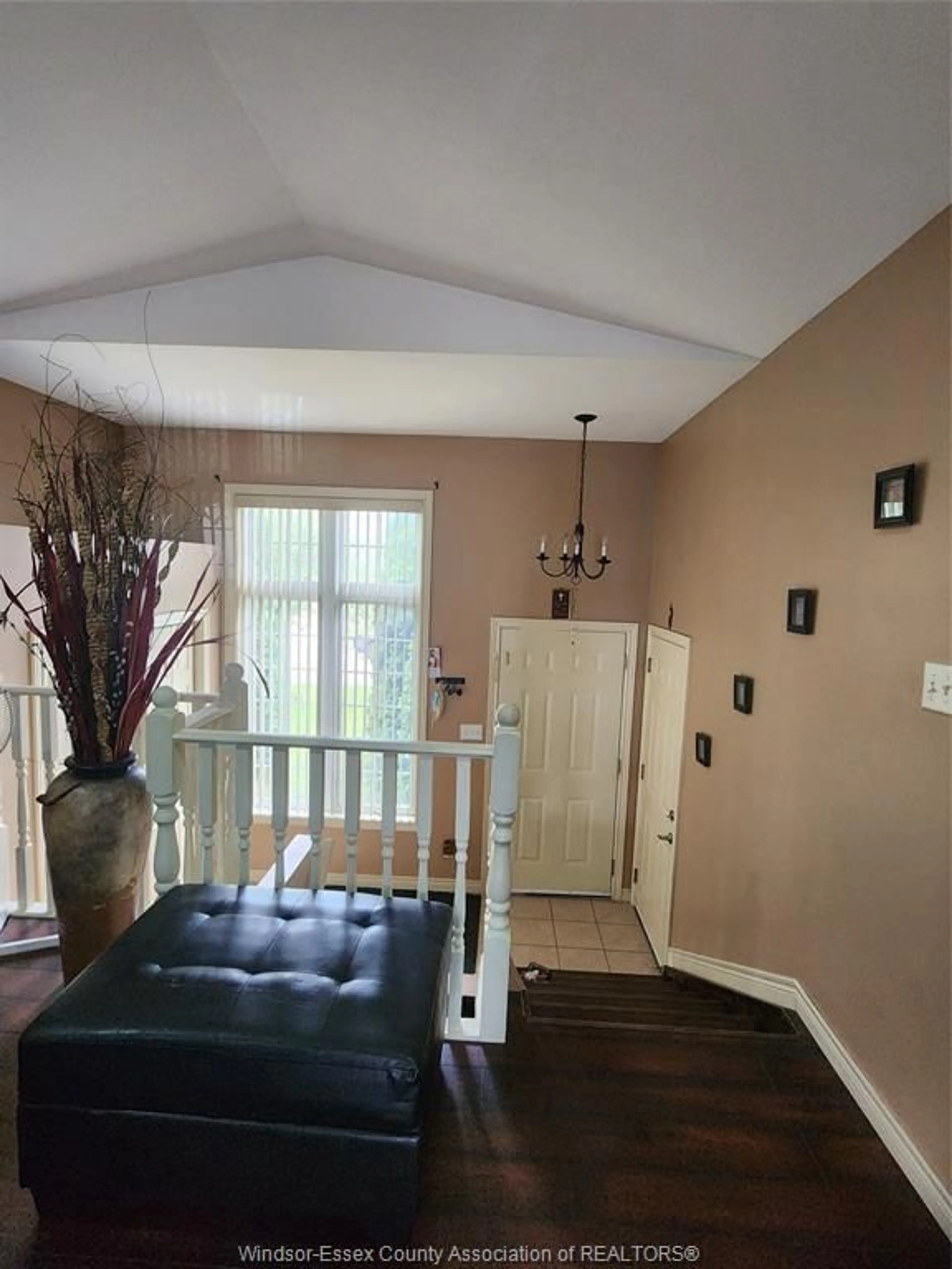 Indoor entryway for 3142 SEVILLE Ave, Windsor Ontario N8N 0A2