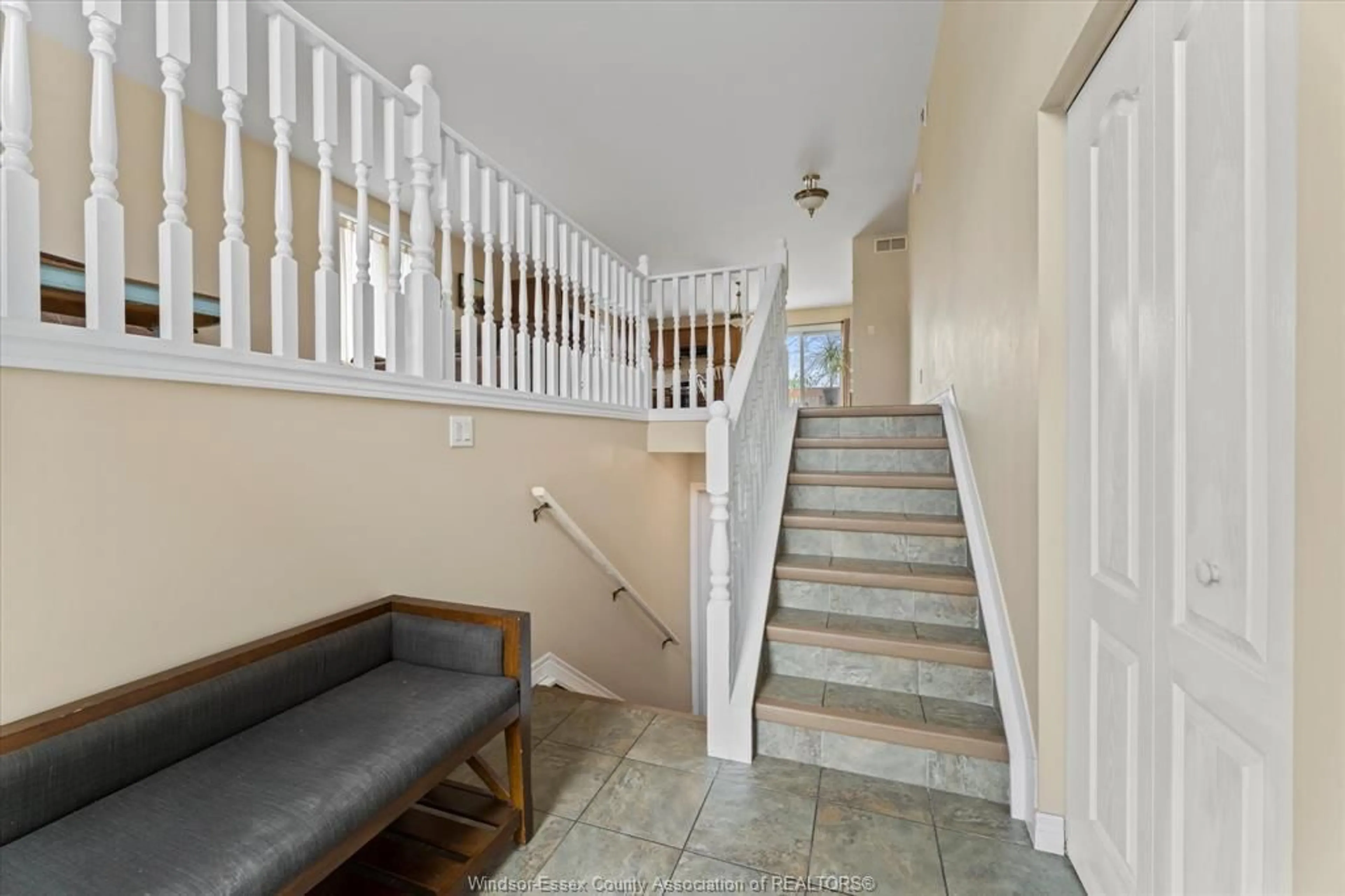 Indoor foyer for 229 Branton Cres, Lakeshore Ontario N9K 1G1
