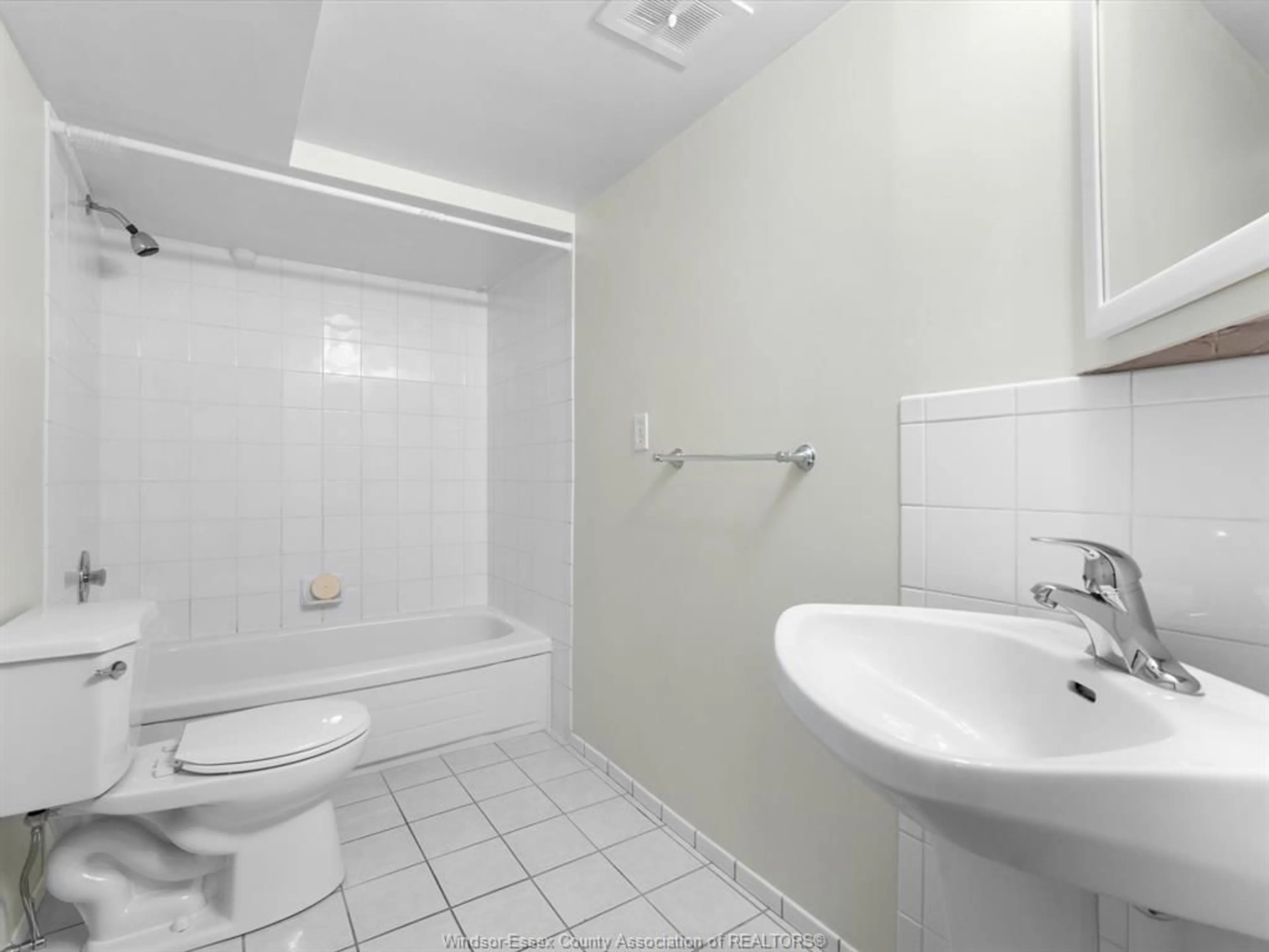 Standard bathroom, unknown for 1745 RANDOLPH, Windsor Ontario N9B 2V9