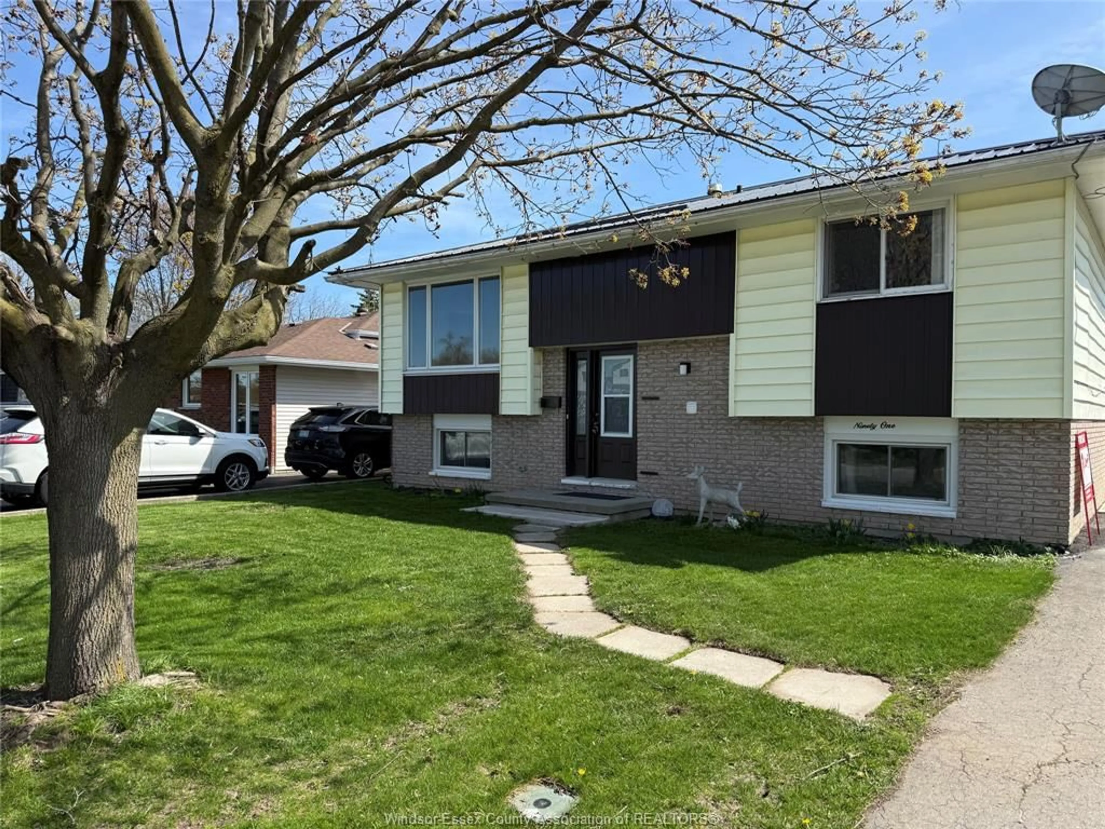 Home with vinyl exterior material, street for 91 Duke St, Wallaceburg Ontario N8A 1E2