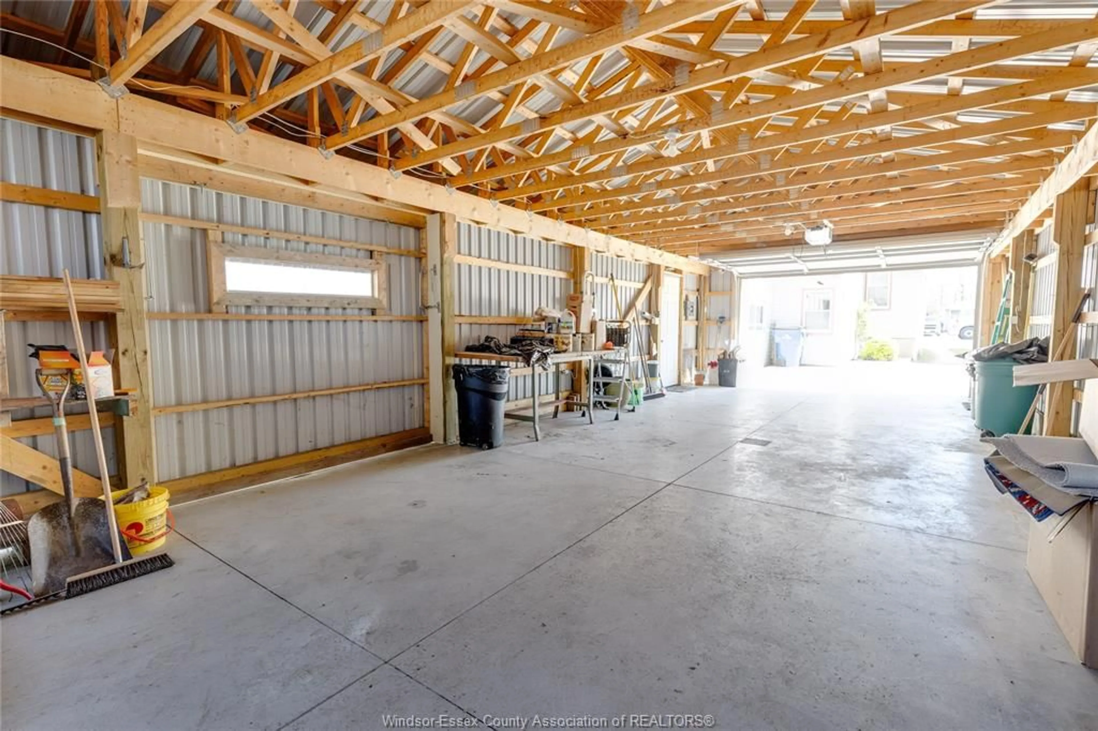 Indoor garage for 126 INSHES Ave, Chatham Ontario N7M 2Y9