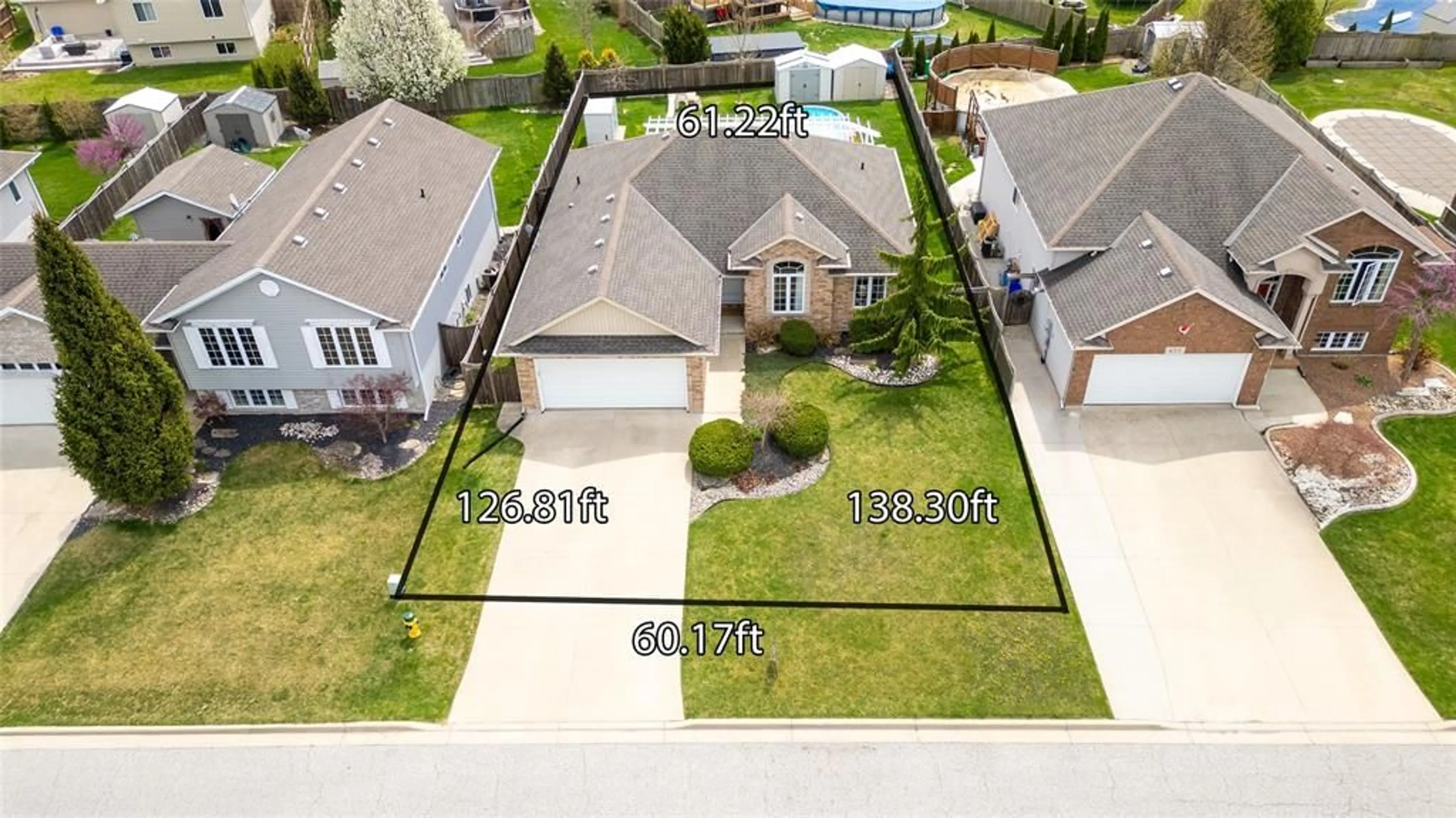 A pic from outside/outdoor area/front of a property/back of a property/a pic from drone, street for 675 BENTINCK Dr, St Clair Ontario N0N 1G0