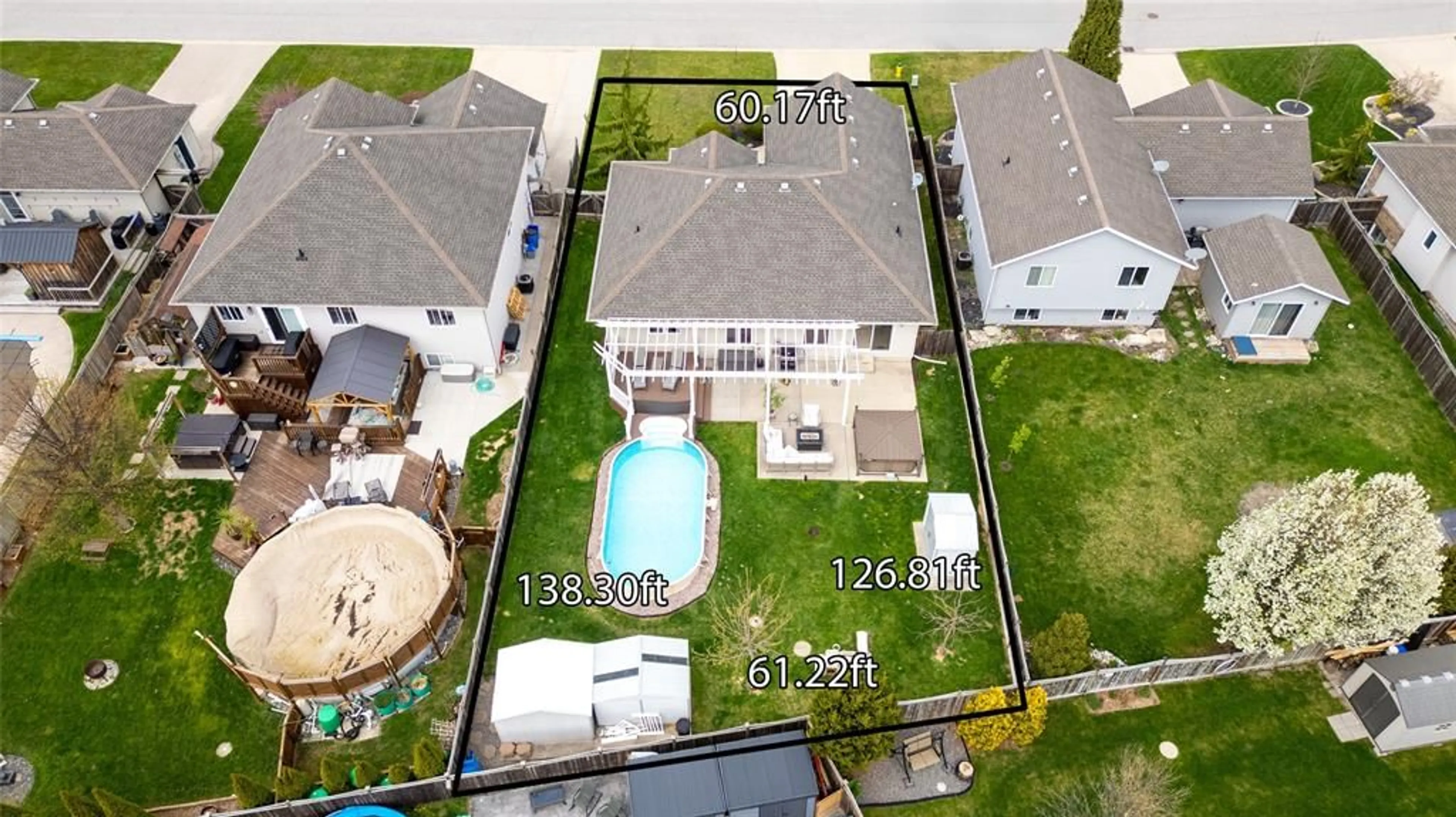 A pic from outside/outdoor area/front of a property/back of a property/a pic from drone, unknown for 675 BENTINCK Dr, St Clair Ontario N0N 1G0