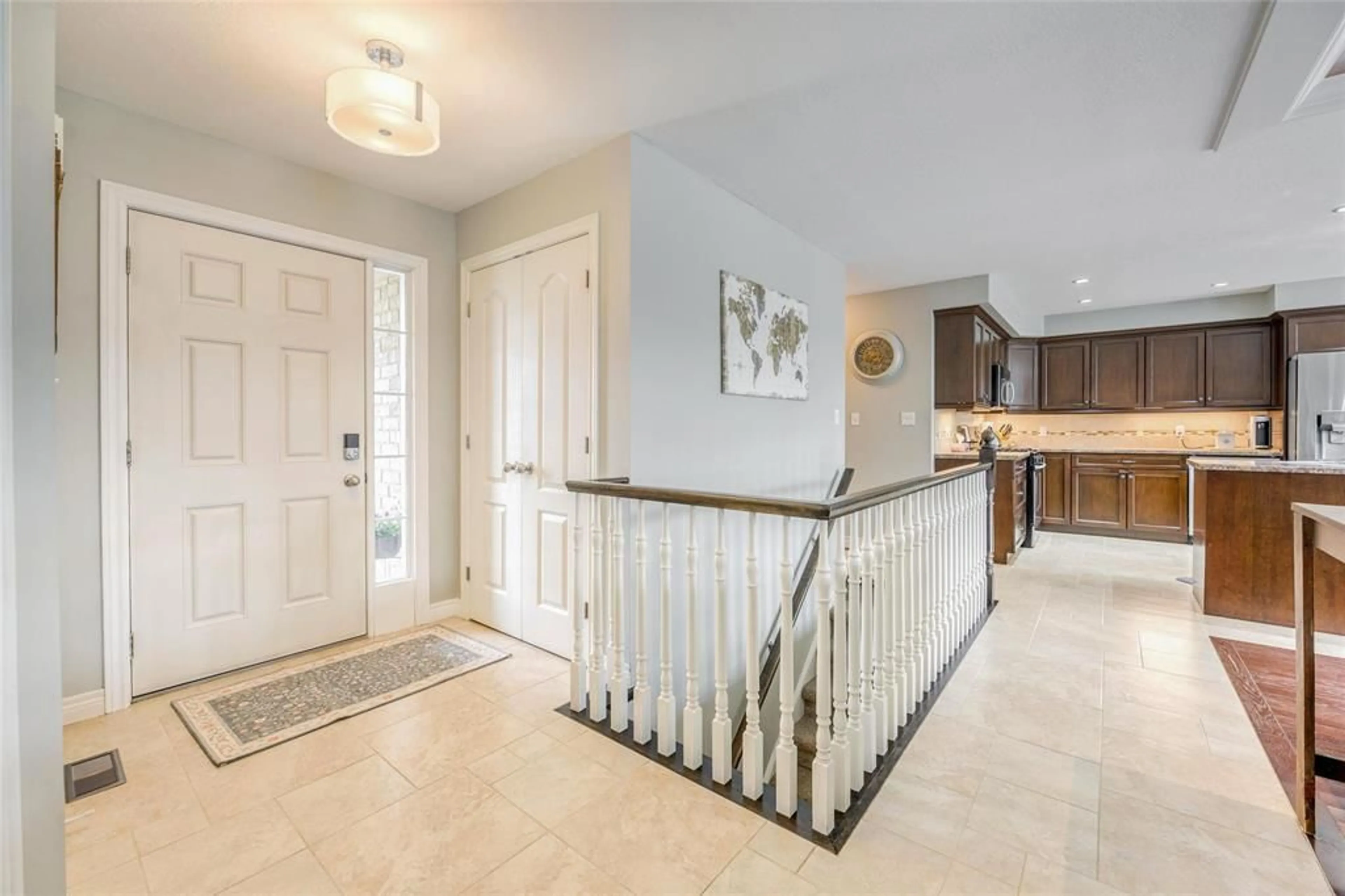 Indoor foyer for 675 BENTINCK Dr, St Clair Ontario N0N 1G0
