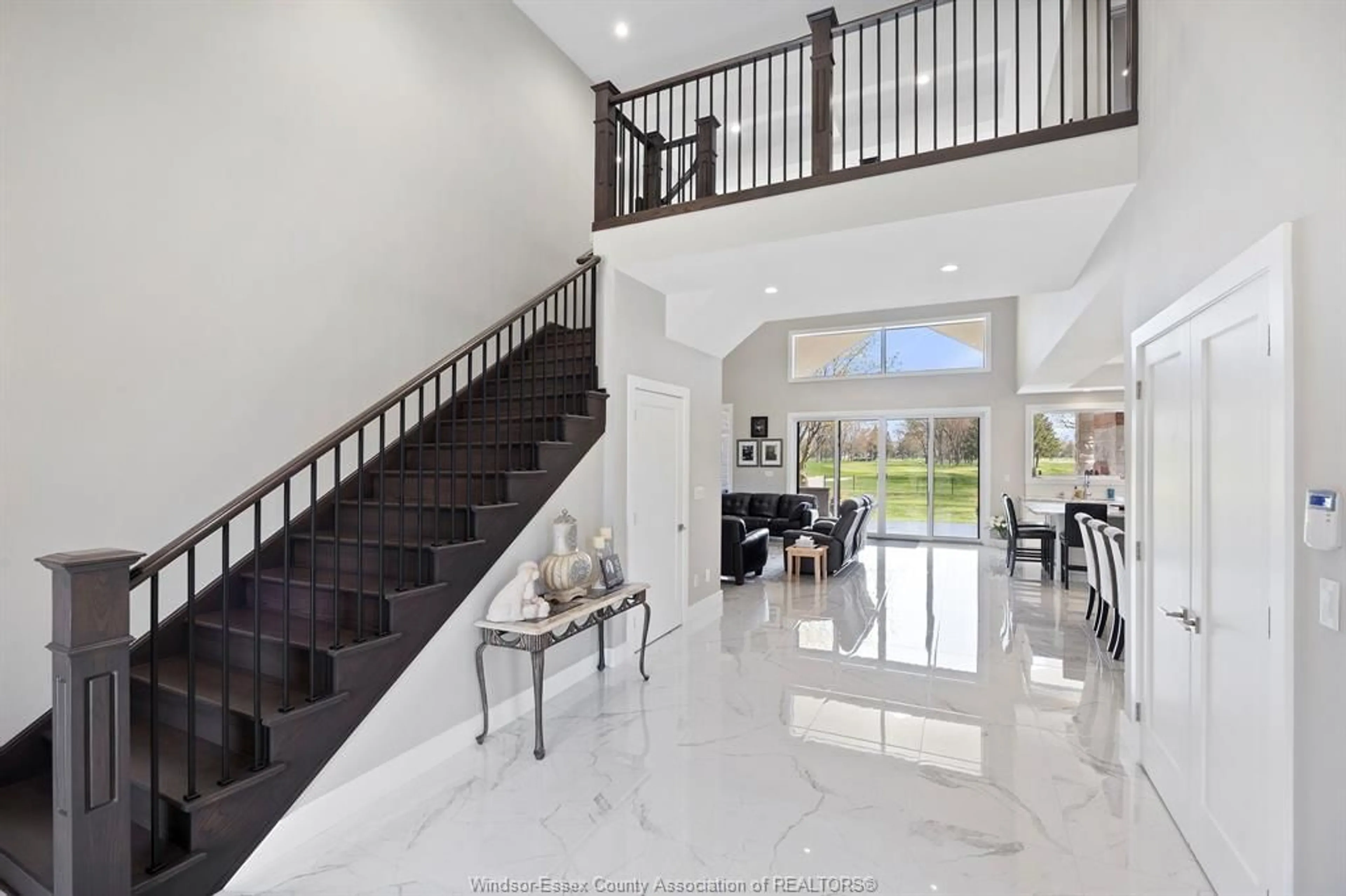 Indoor foyer for 1094 ROSELAND Dr, Windsor Ontario N9G 1T8