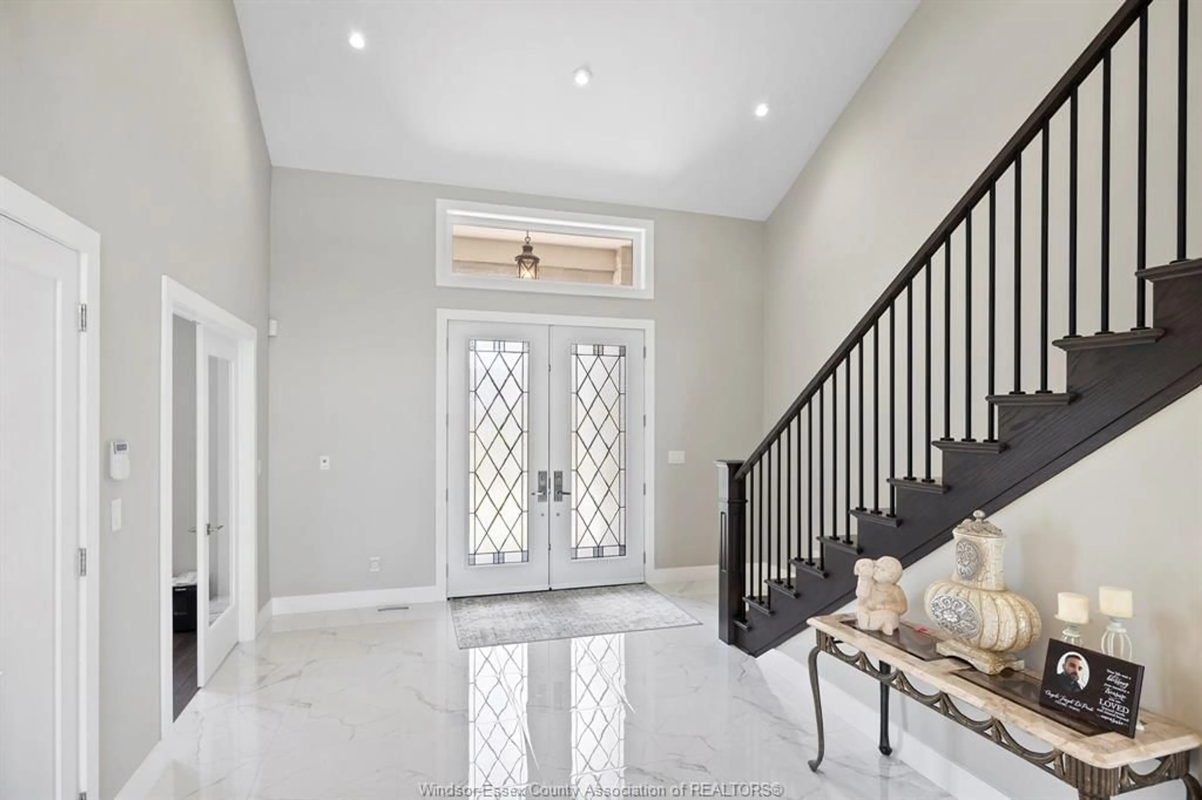 Indoor entryway for 1094 ROSELAND Dr, Windsor Ontario N9G 1T8