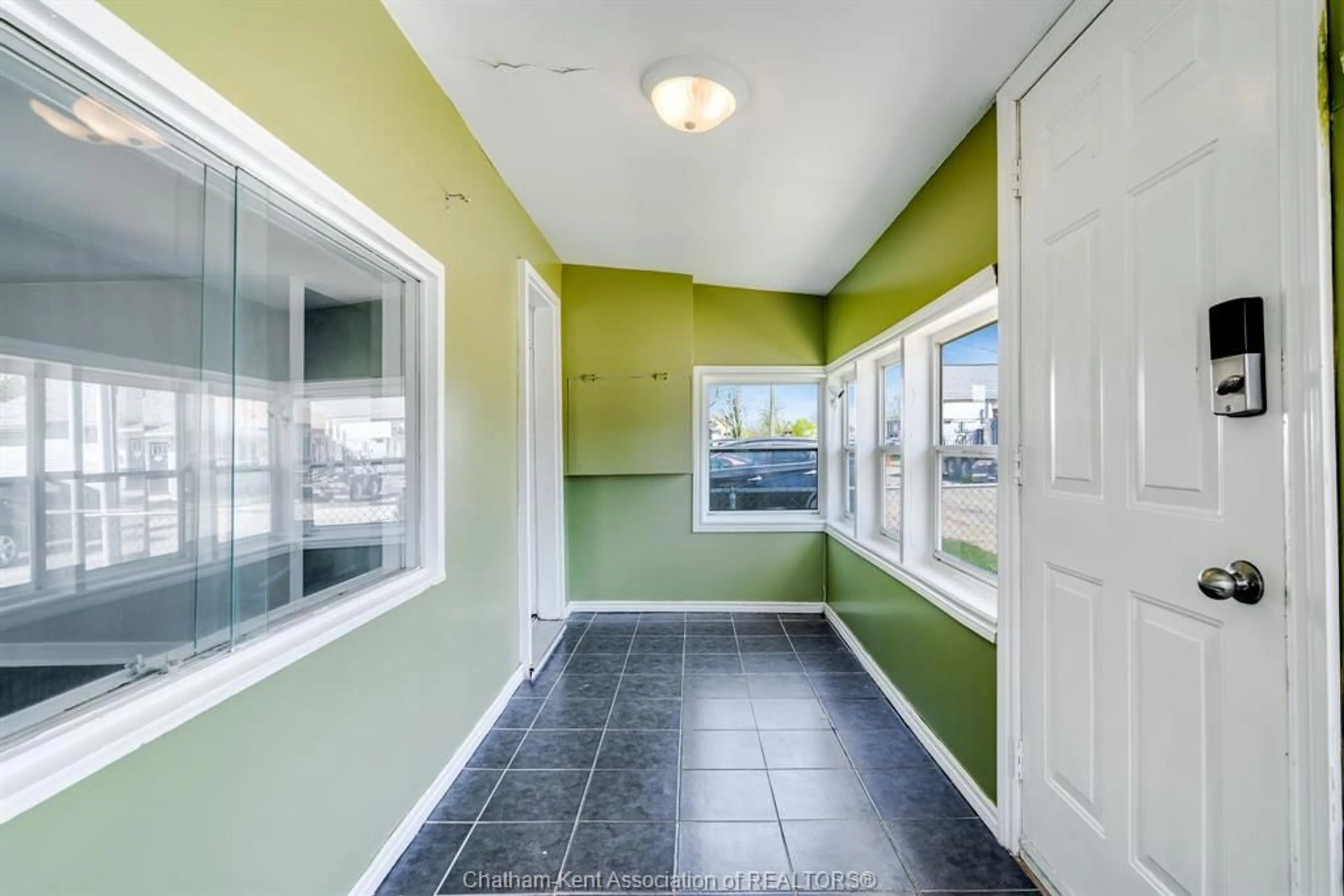 Indoor entryway for 32 Degge St, Chatham Ontario N7M 4X2