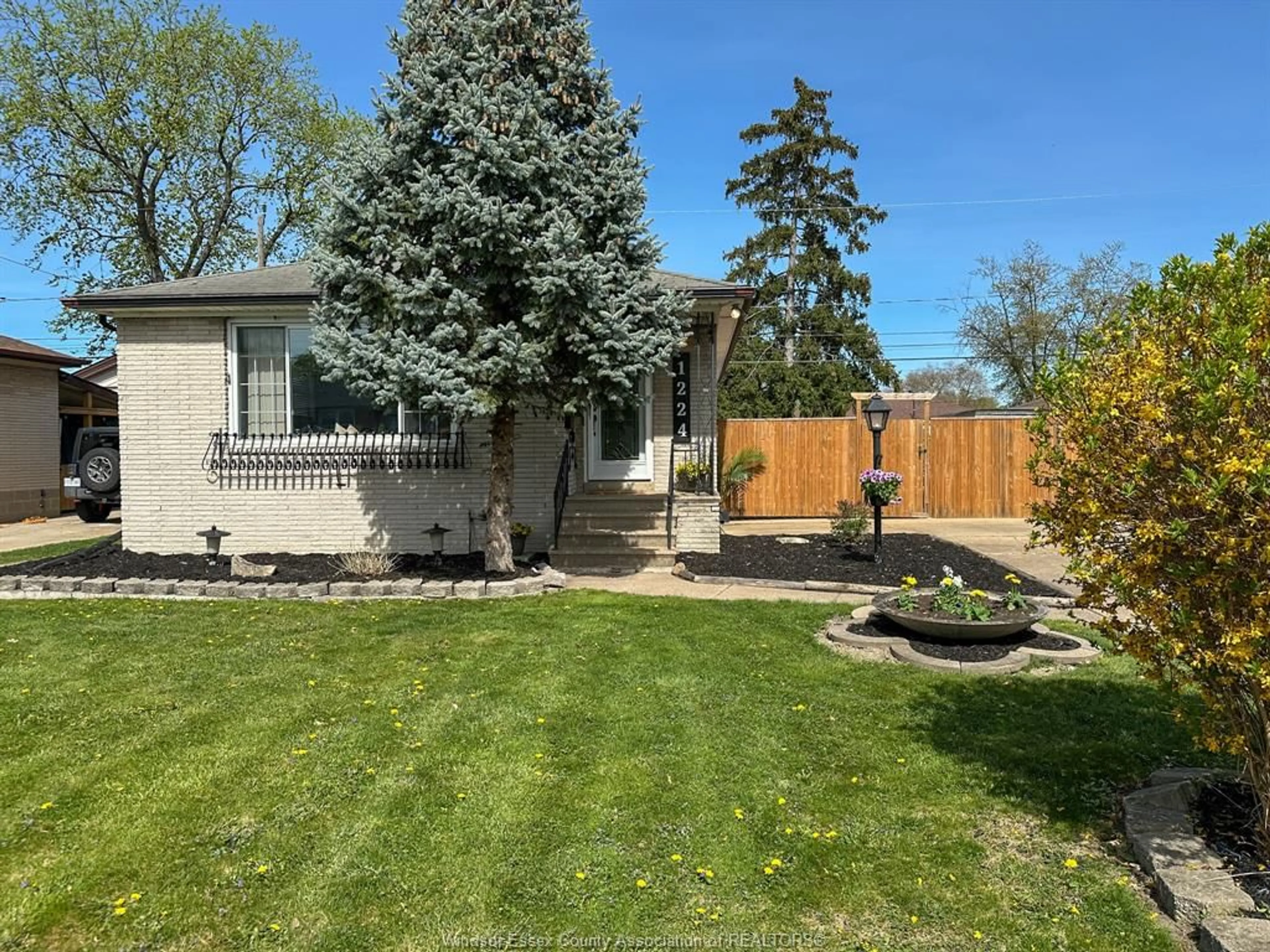 A pic from outside/outdoor area/front of a property/back of a property/a pic from drone, street for 1224 VIRGINIA, Windsor Ontario N8S 2Z2
