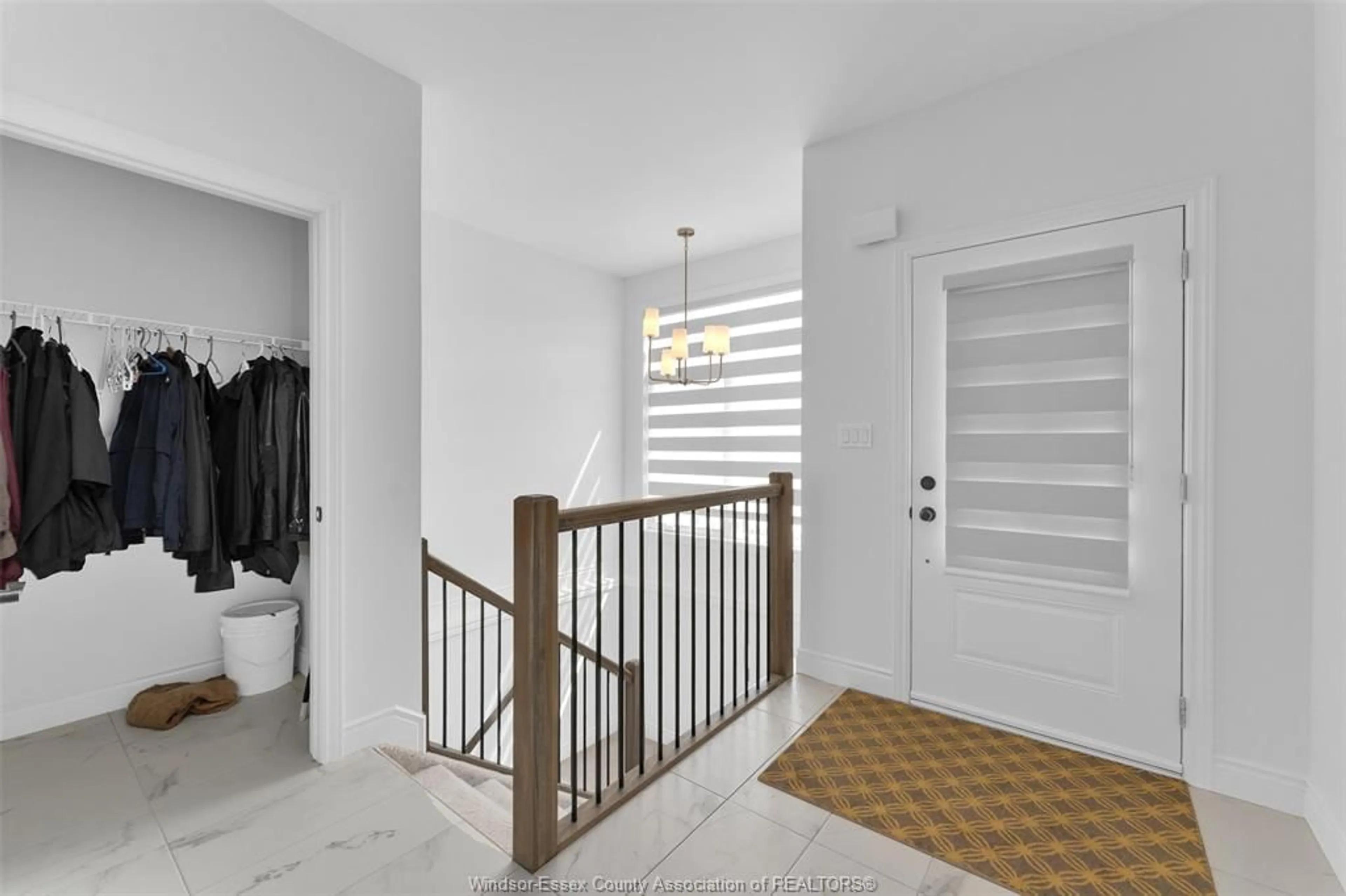 Indoor entryway for 501 WATER Rd, Amherstburg Ontario N9V 0H1