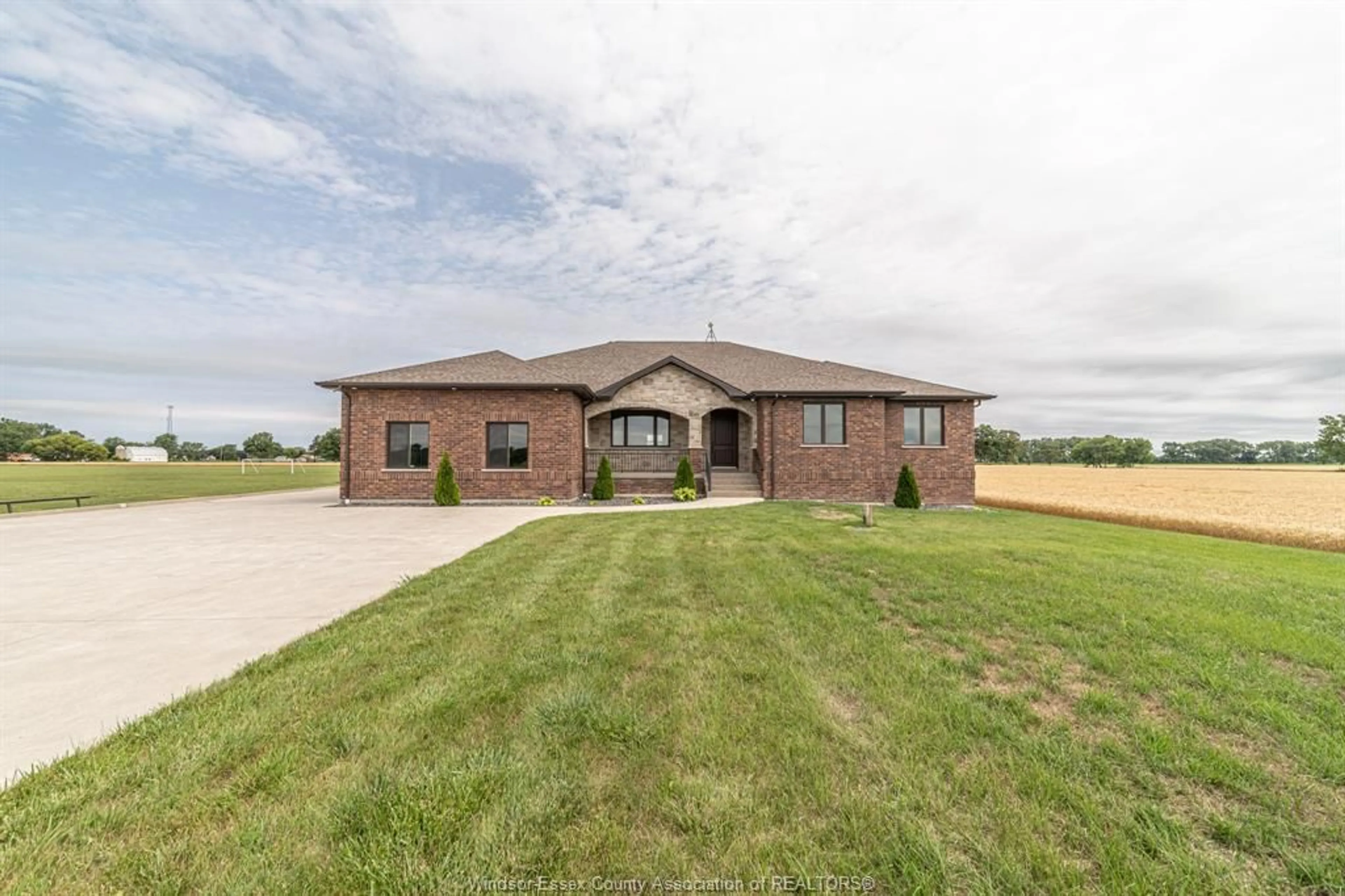 Home with brick exterior material, building for 2000 KELLY Rd, LaSalle Ontario N9H 0J8
