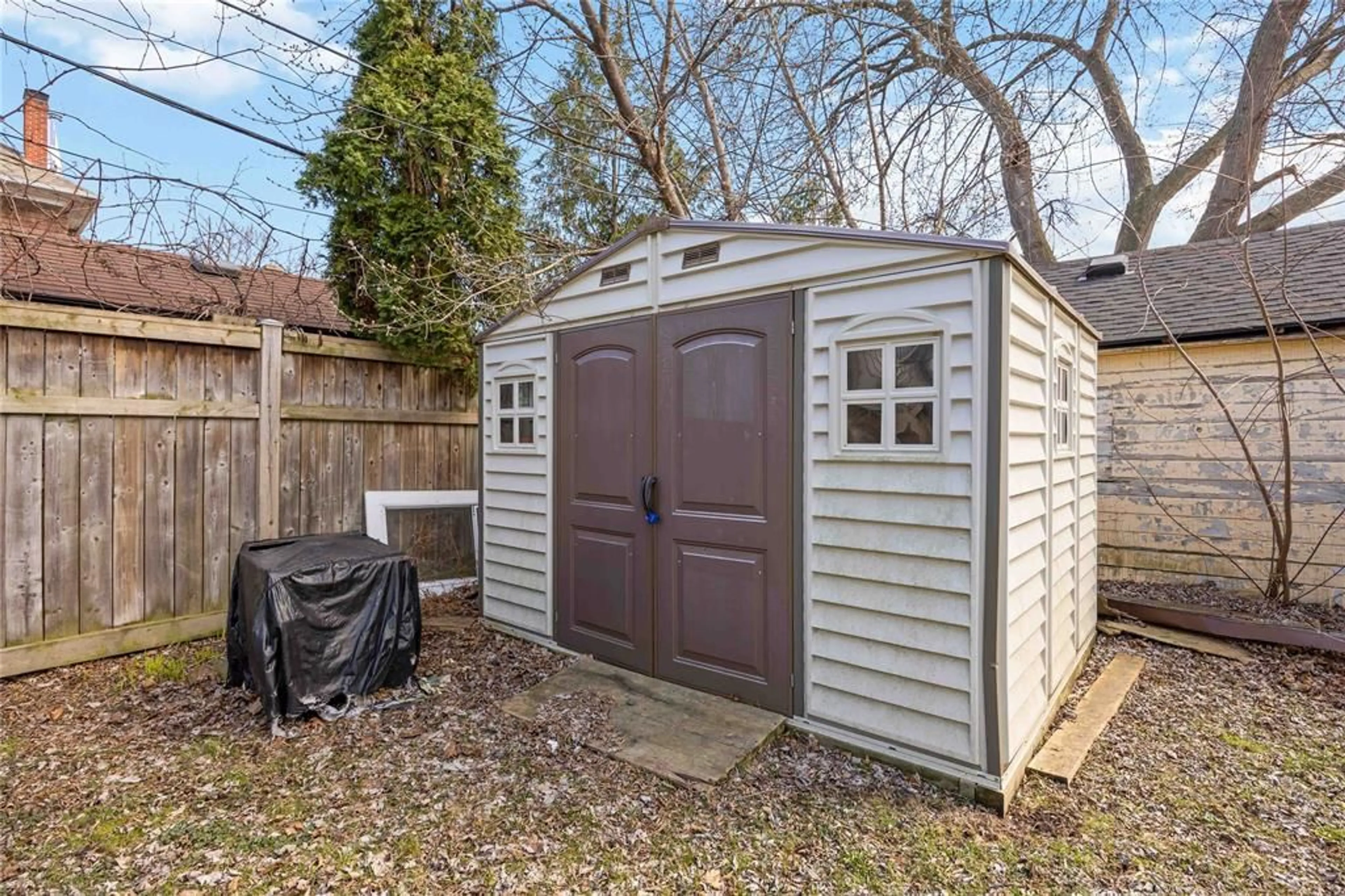 Shed for 150 COLLEGE St, Sarnia Ontario N7T 6B3