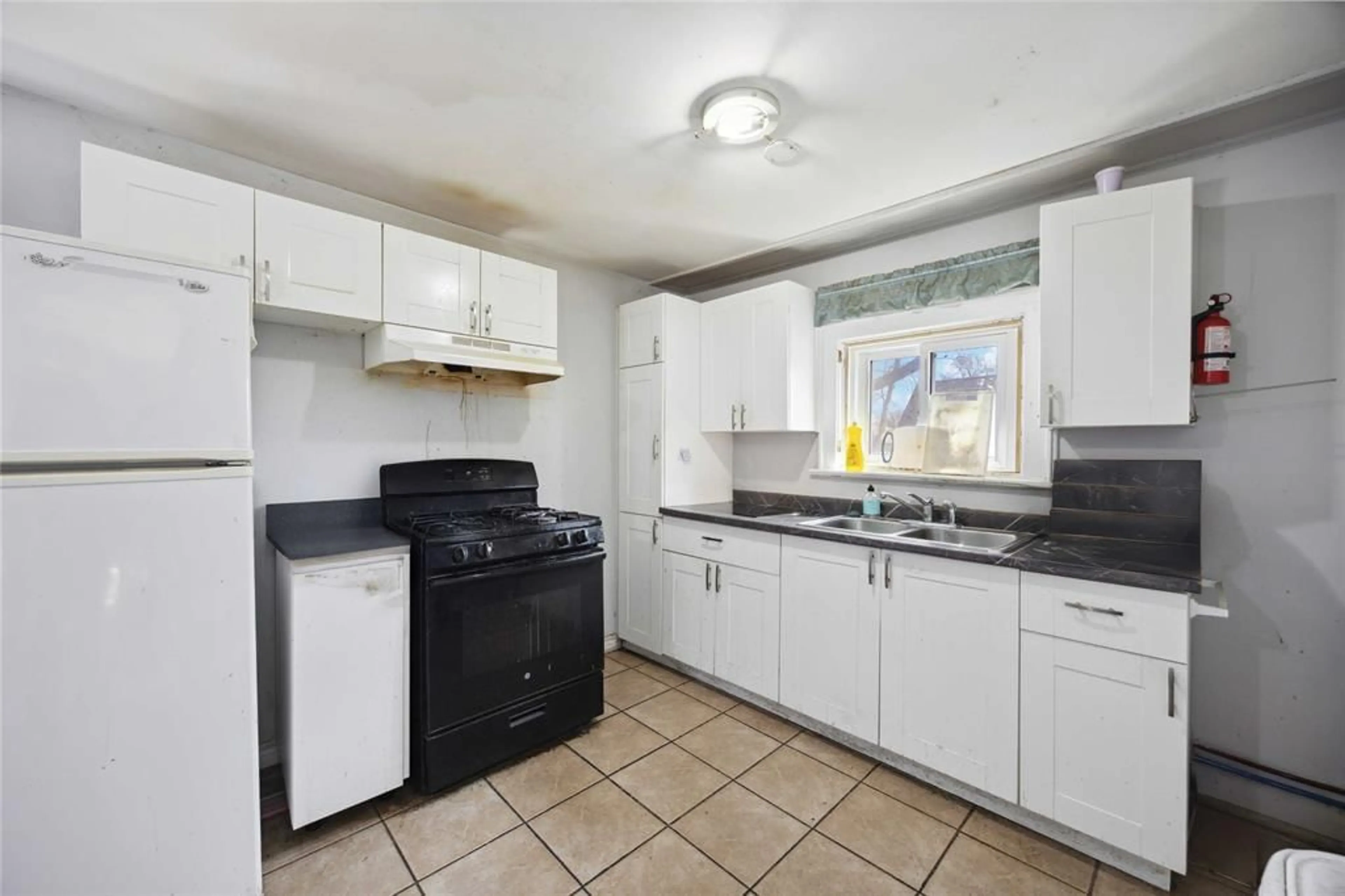 Standard kitchen, ceramic/tile floor for 150 COLLEGE St, Sarnia Ontario N7T 6B3