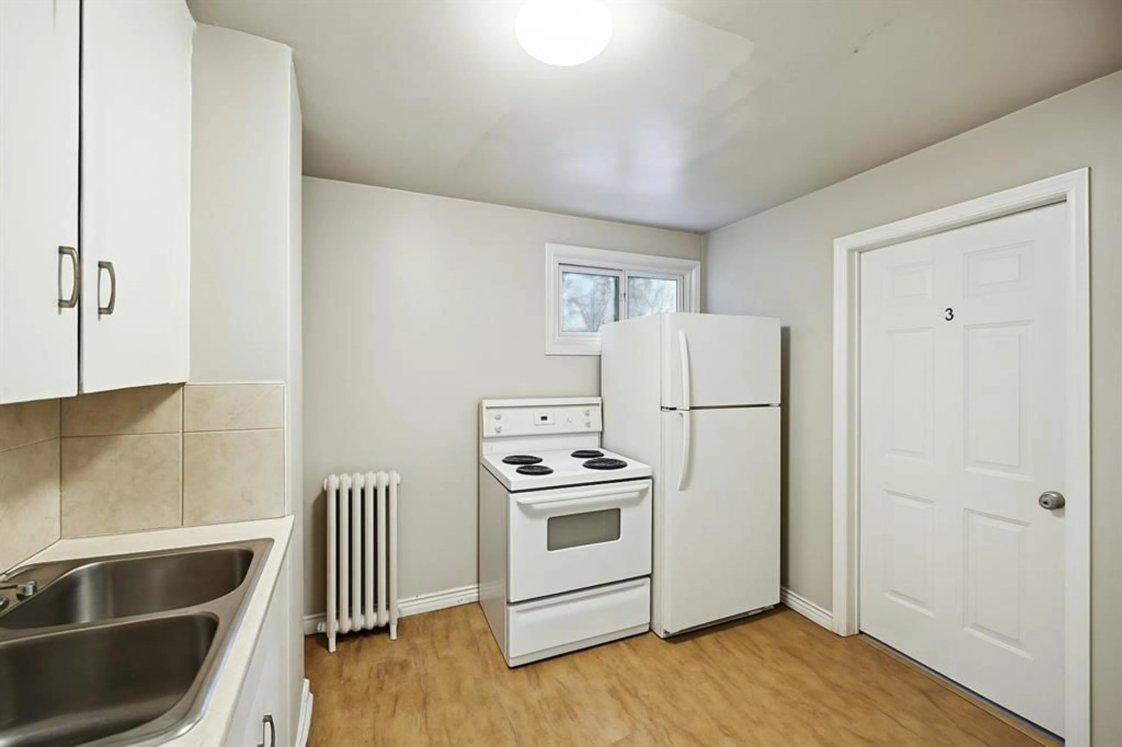 Standard kitchen, unknown for 150 COLLEGE St, Sarnia Ontario N7T 6B3