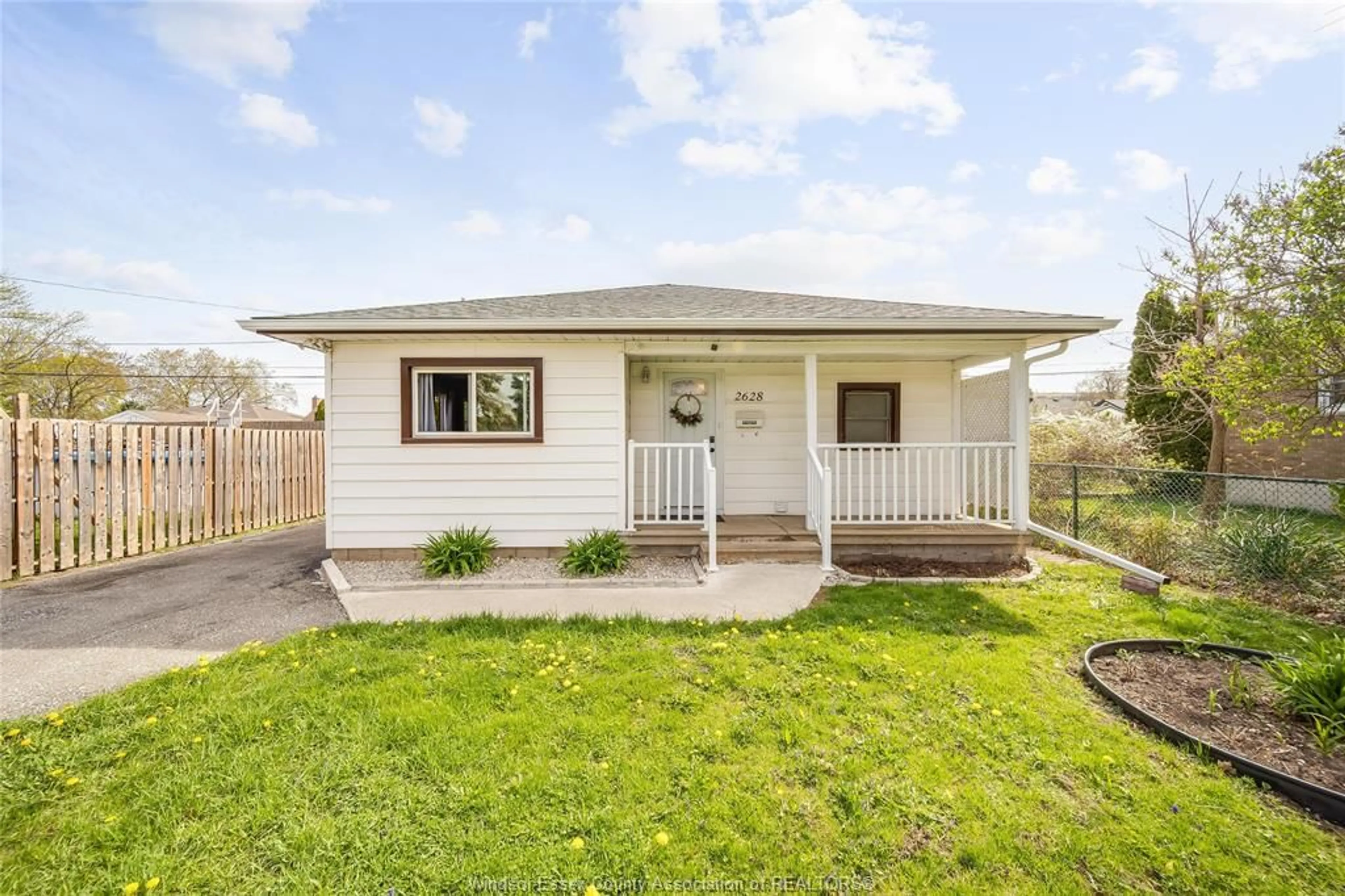 Home with vinyl exterior material, building for 2628 MEIGHEN Rd, Windsor Ontario N8W 4C5