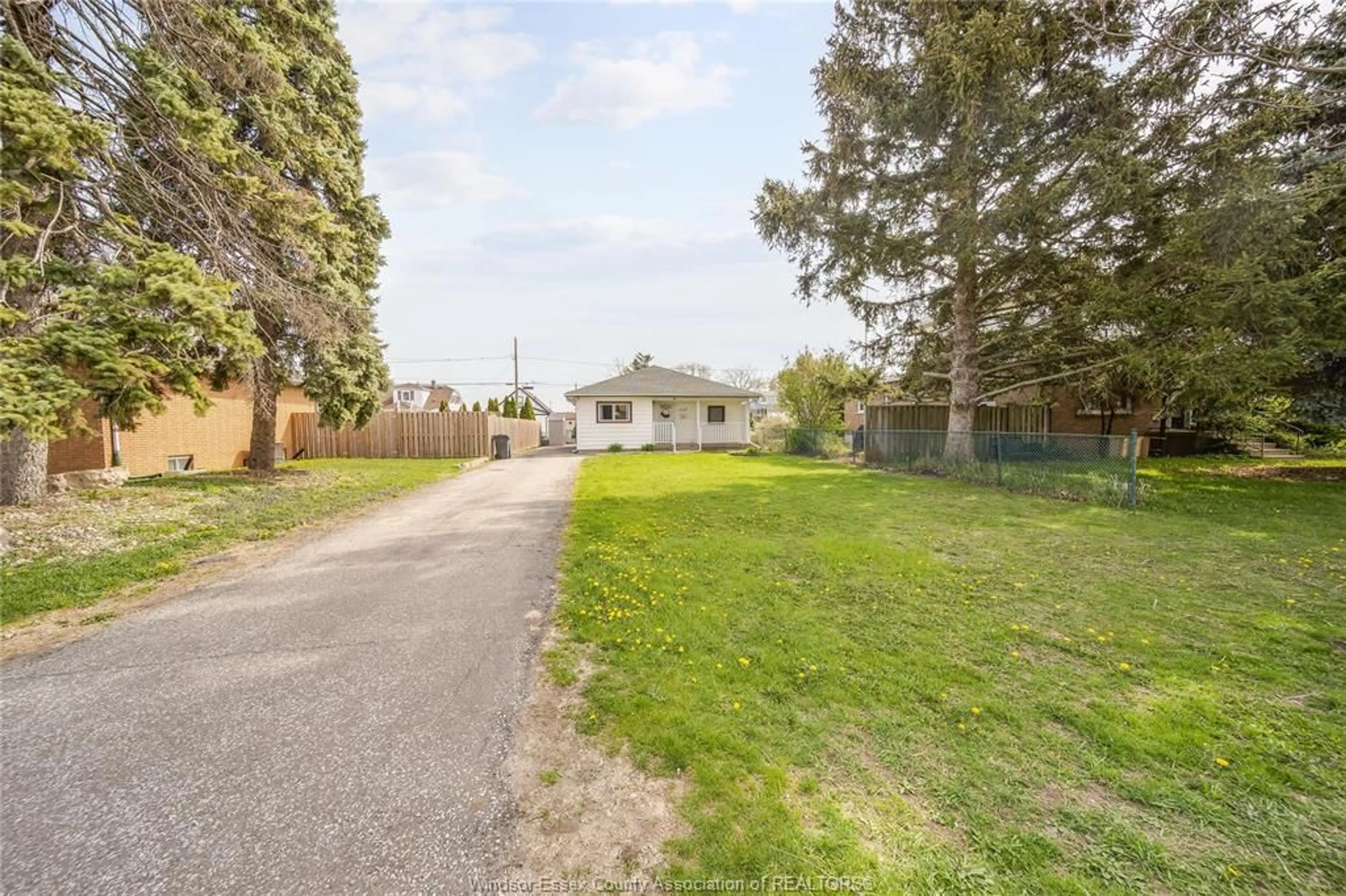 A pic from outside/outdoor area/front of a property/back of a property/a pic from drone, street for 2628 MEIGHEN Rd, Windsor Ontario N8W 4C5