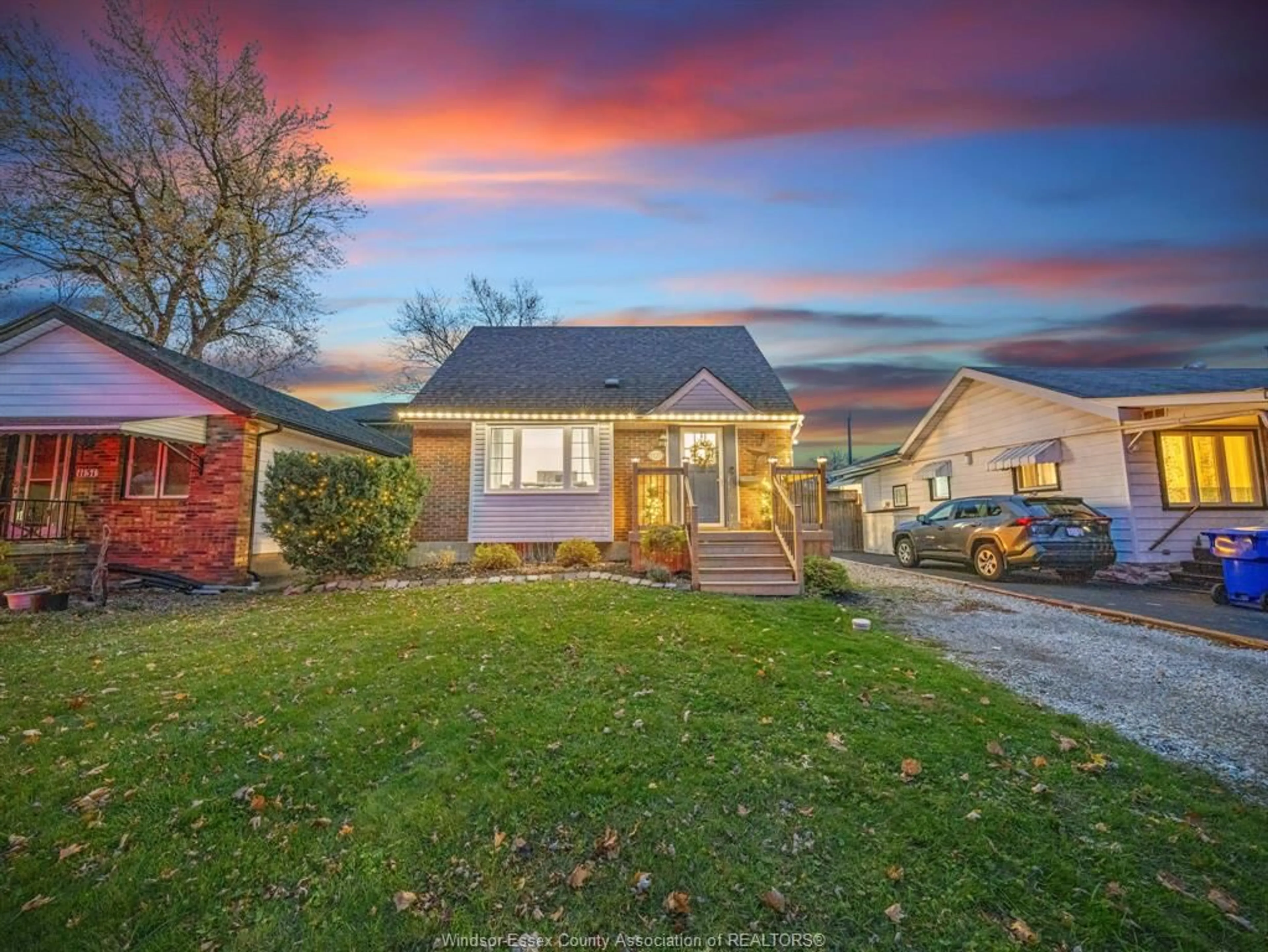 A pic from outside/outdoor area/front of a property/back of a property/a pic from drone, street for 1127 GLIDDEN, Windsor Ontario N8S 2P2