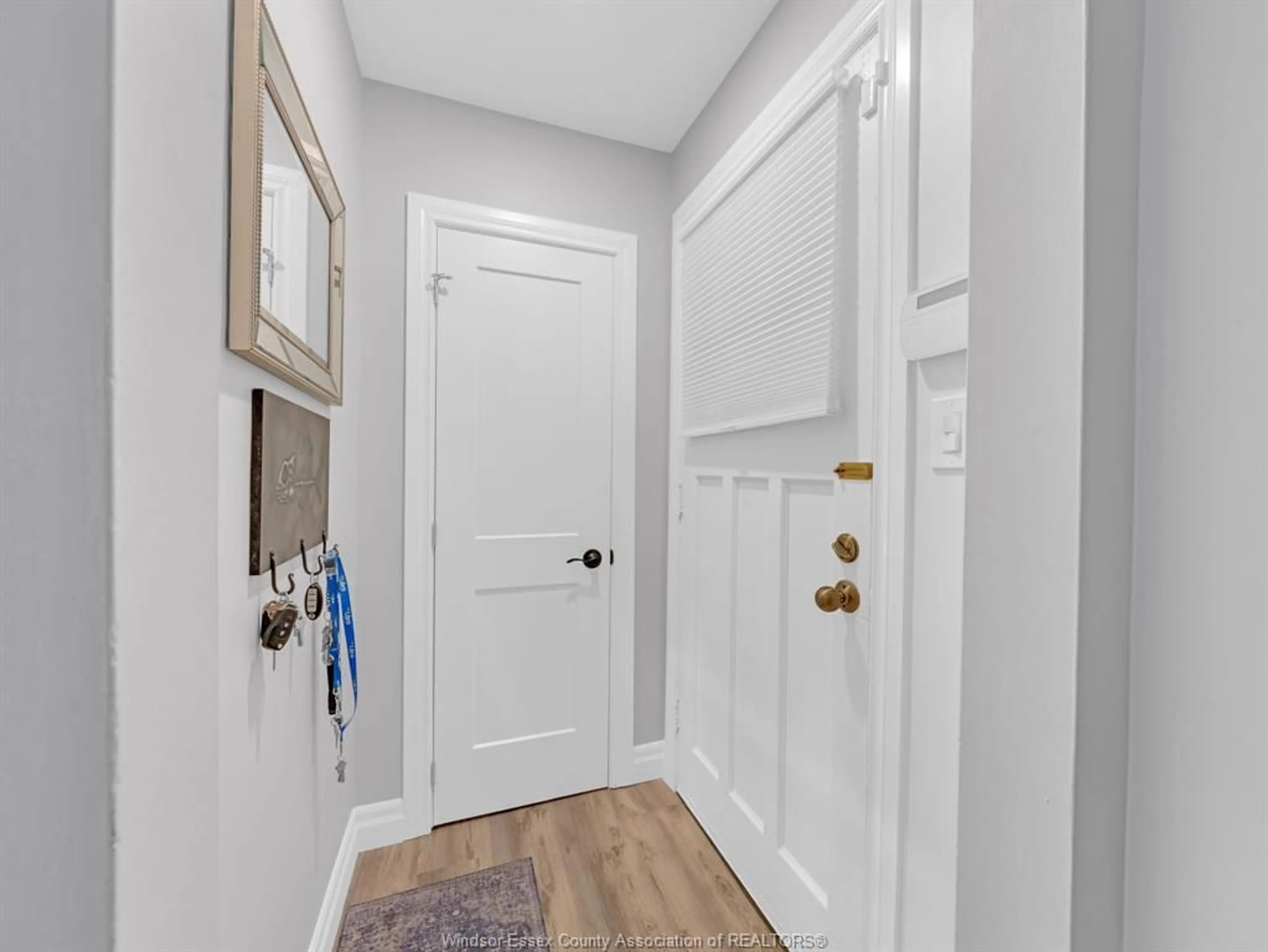 Indoor entryway for 1127 GLIDDEN, Windsor Ontario N8S 2P2