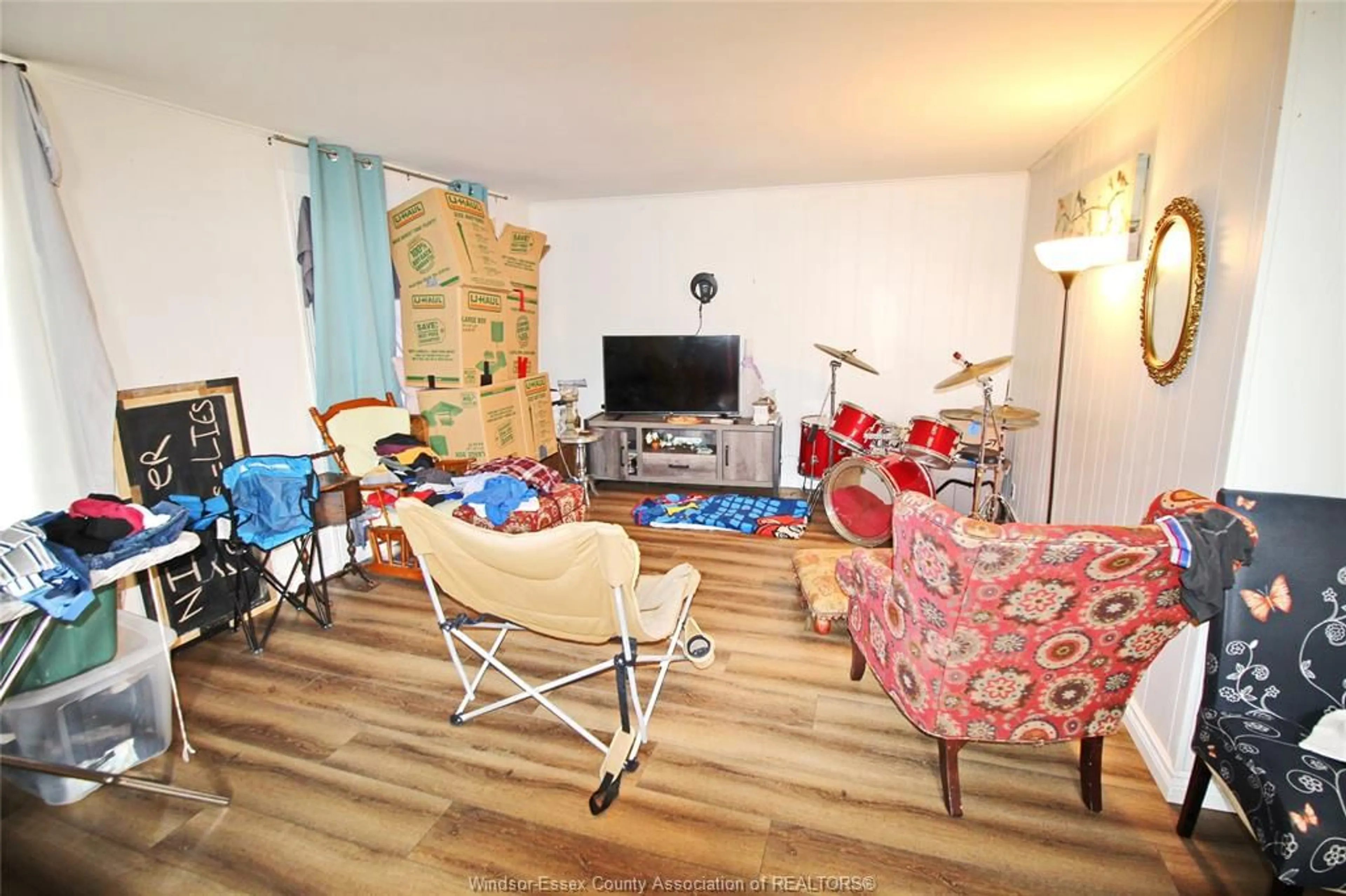 Living room with furniture, wood/laminate floor for 240 FERRIS Ave, Essex Ontario N0R 1G0