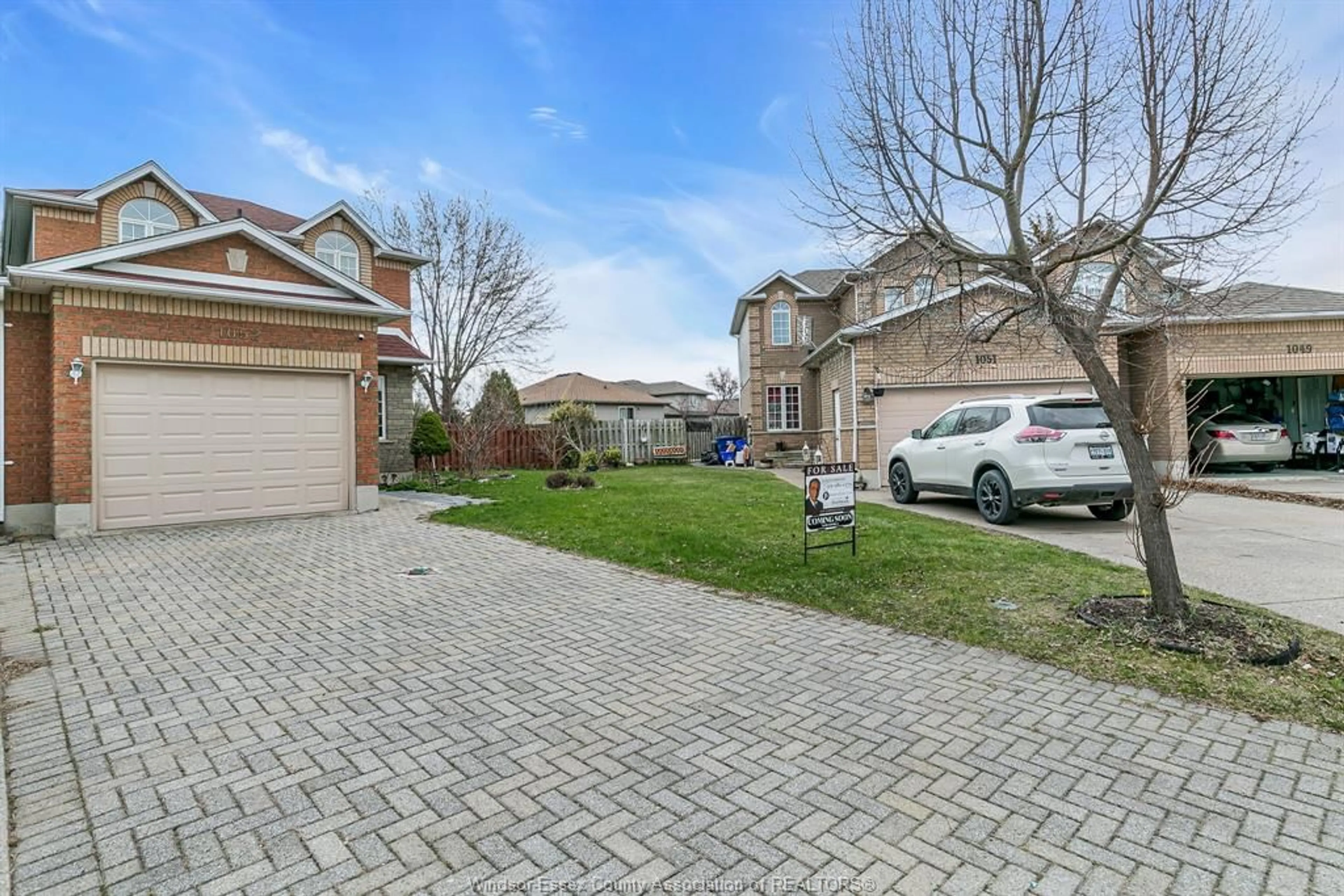 A pic from outside/outdoor area/front of a property/back of a property/a pic from drone, street for 1052 LEMONWOOD Cres, Windsor Ontario N9G 2R8