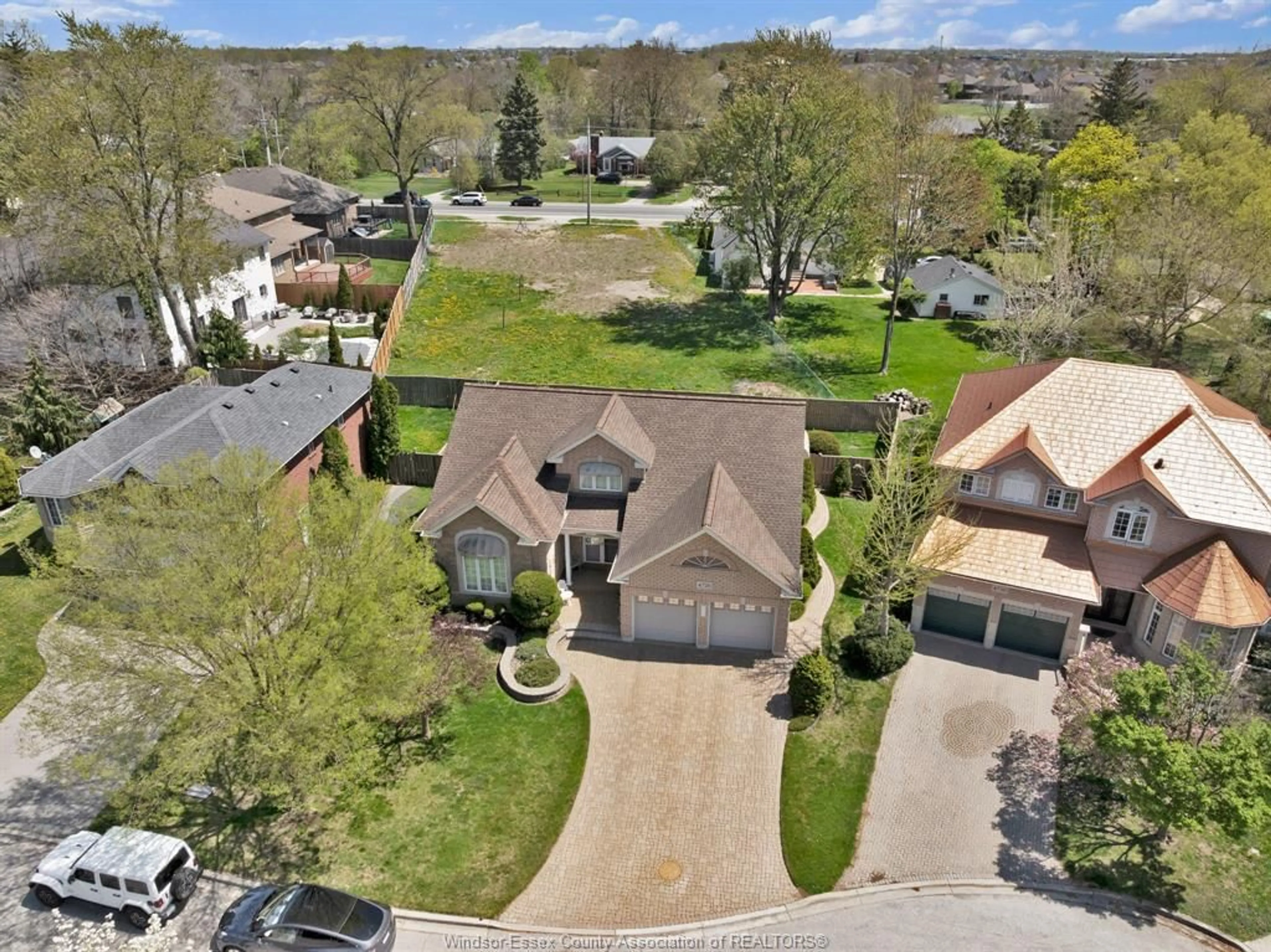 A pic from outside/outdoor area/front of a property/back of a property/a pic from drone, street for 4720 WEMBLEY Crt, Windsor Ontario N9G 2P8