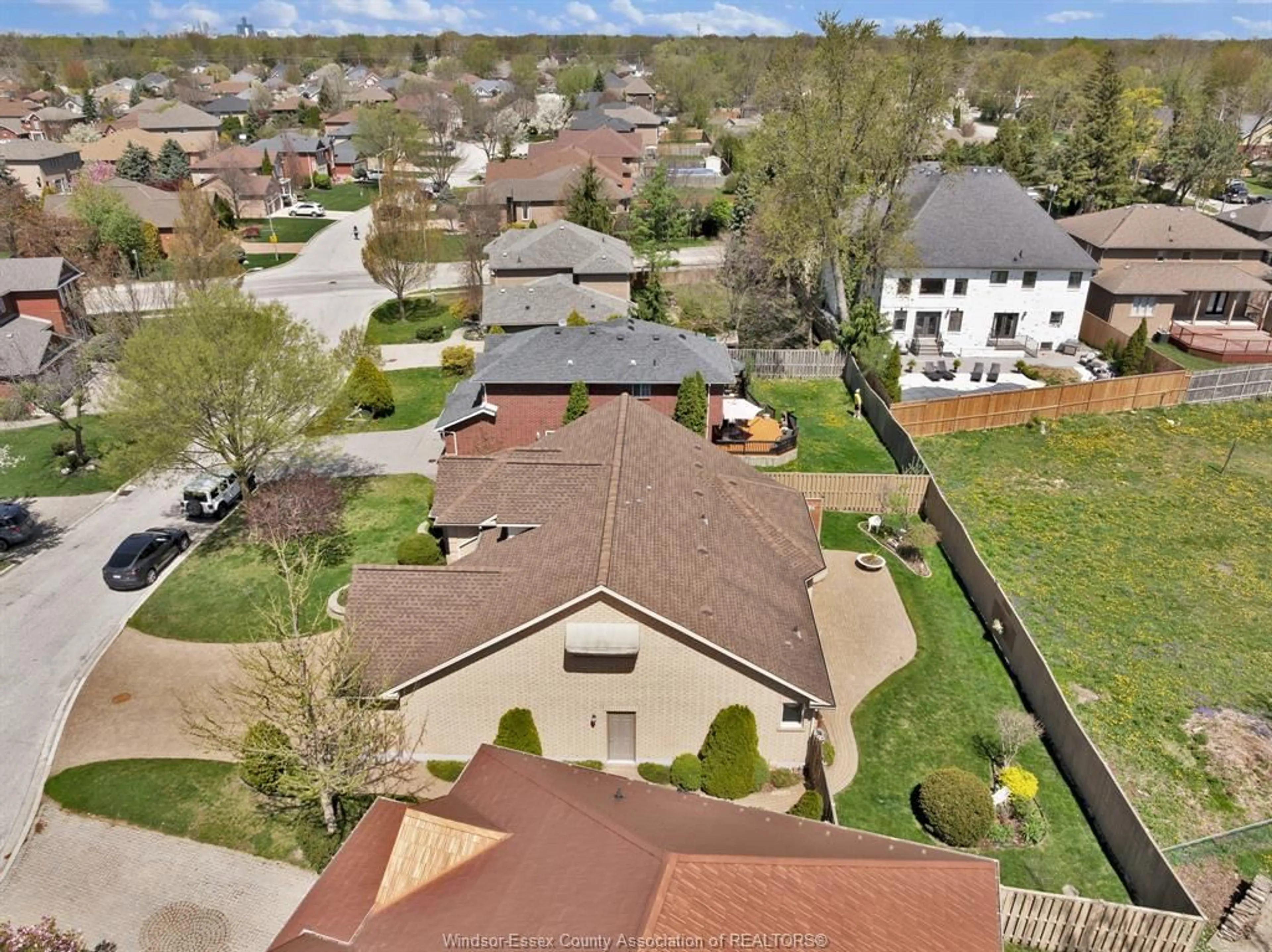A pic from outside/outdoor area/front of a property/back of a property/a pic from drone, street for 4720 WEMBLEY Crt, Windsor Ontario N9G 2P8