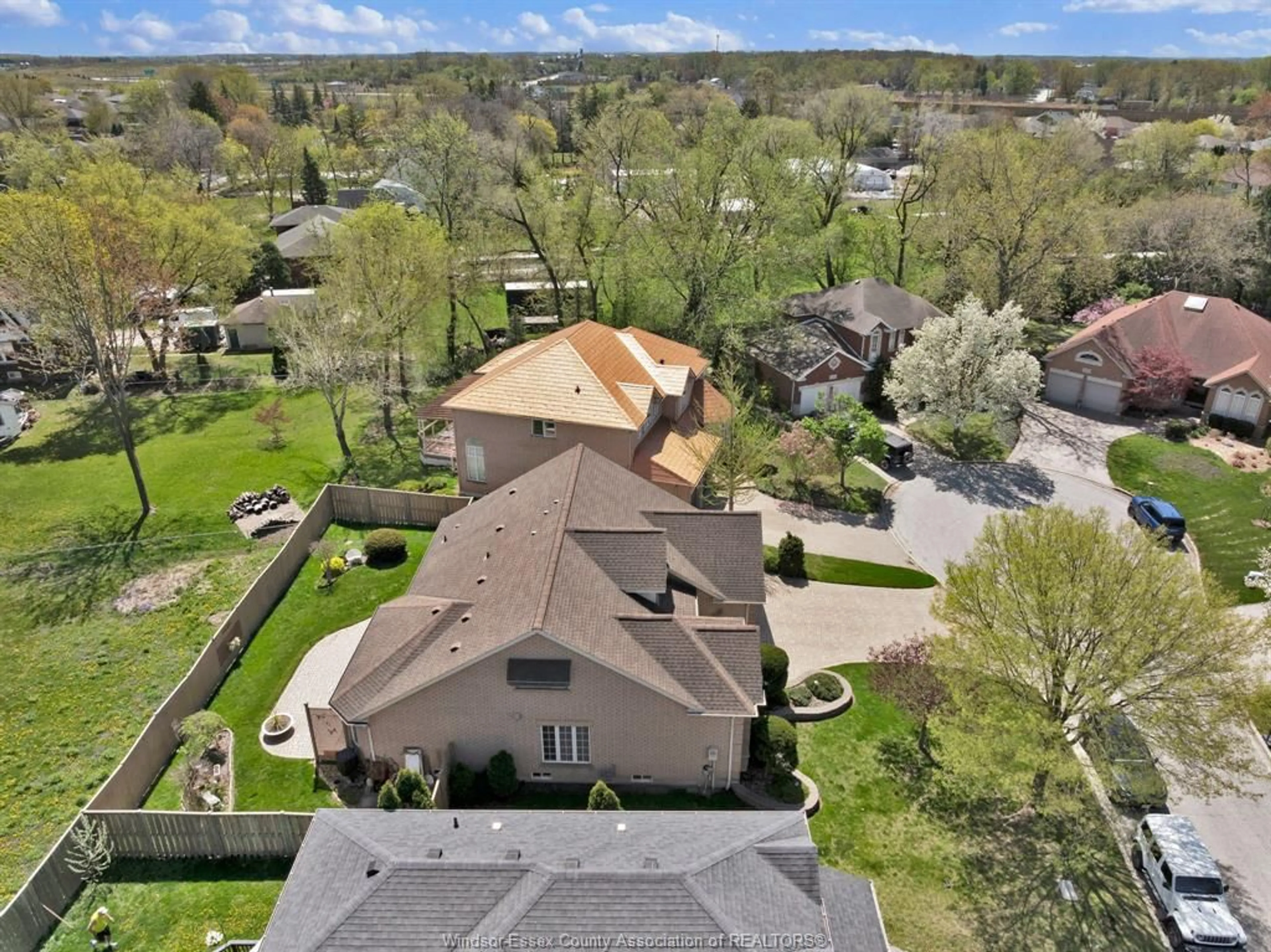 A pic from outside/outdoor area/front of a property/back of a property/a pic from drone, street for 4720 WEMBLEY Crt, Windsor Ontario N9G 2P8