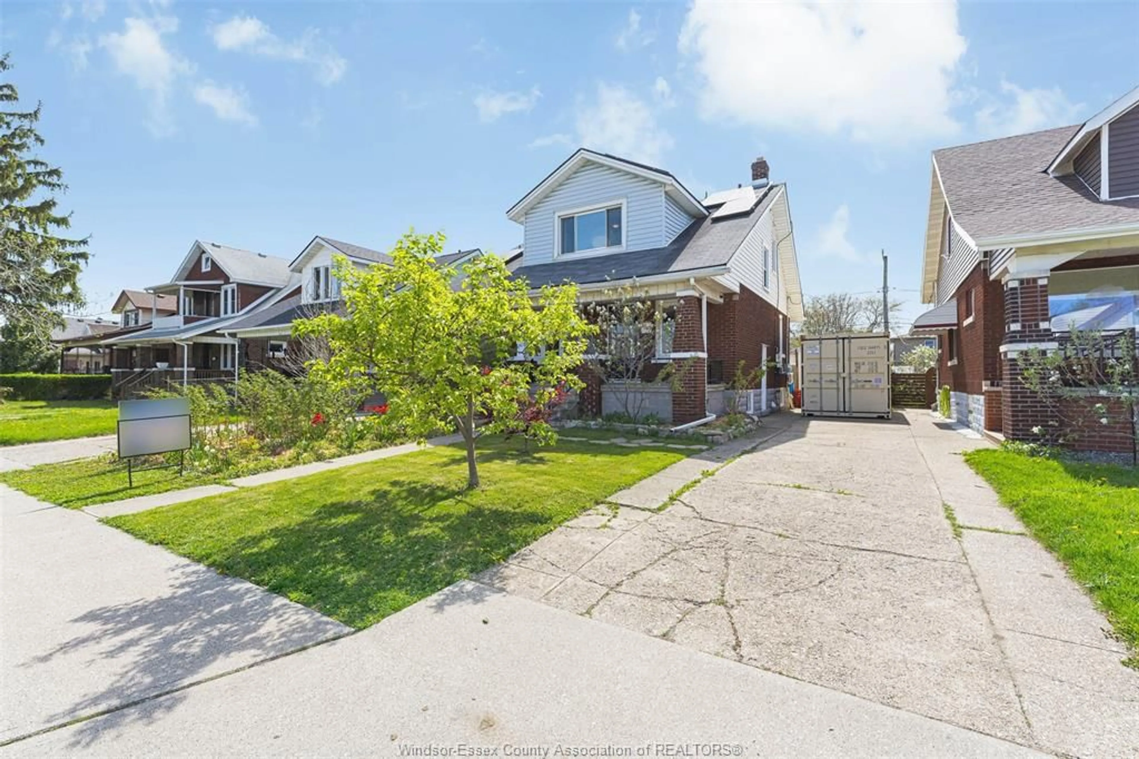A pic from outside/outdoor area/front of a property/back of a property/a pic from drone, street for 1547 PIERRE Ave, Windsor Ontario N8X 4P6