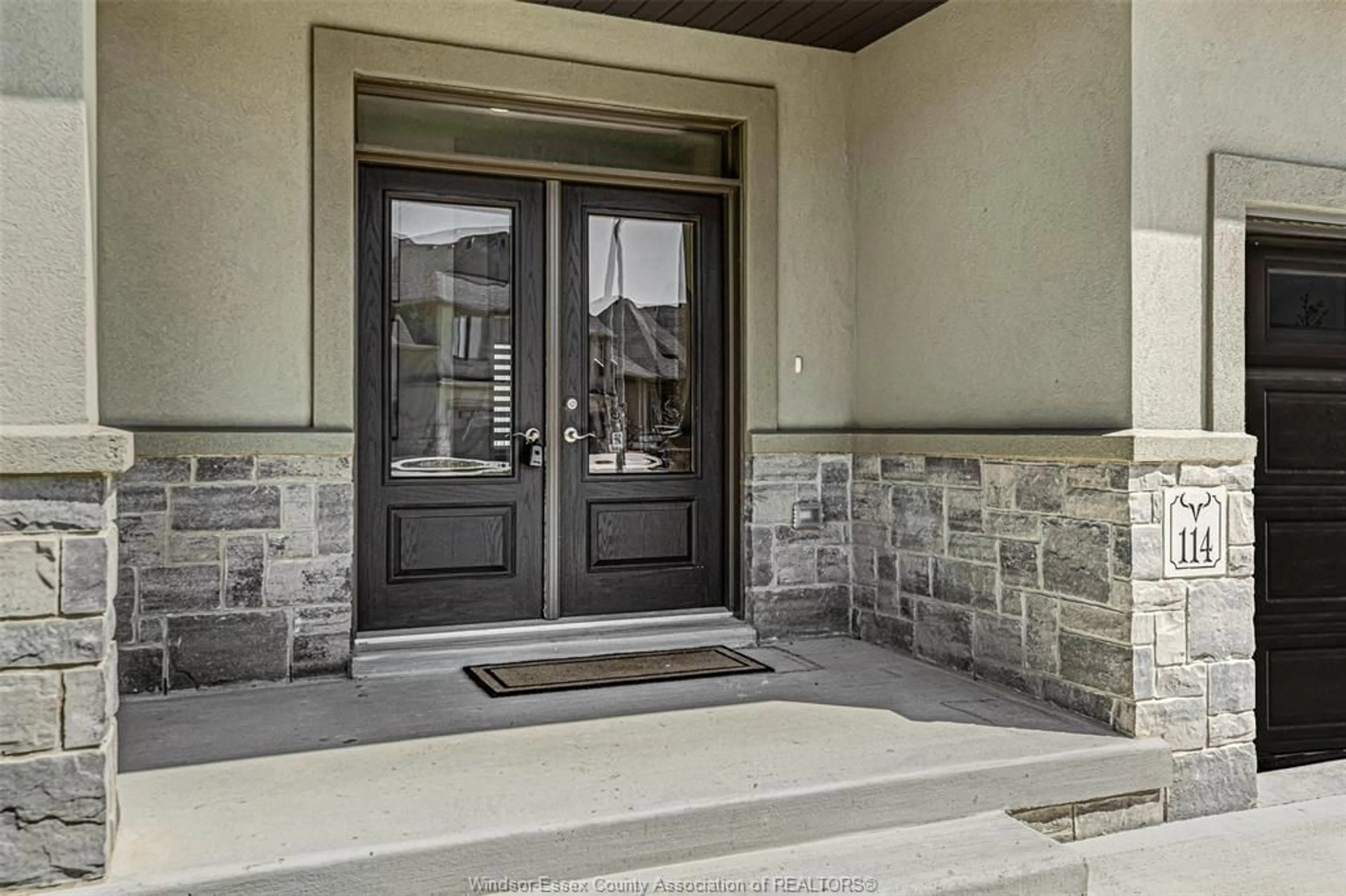Indoor entryway for 114 LANE St, Essex Ontario N8M 2X6