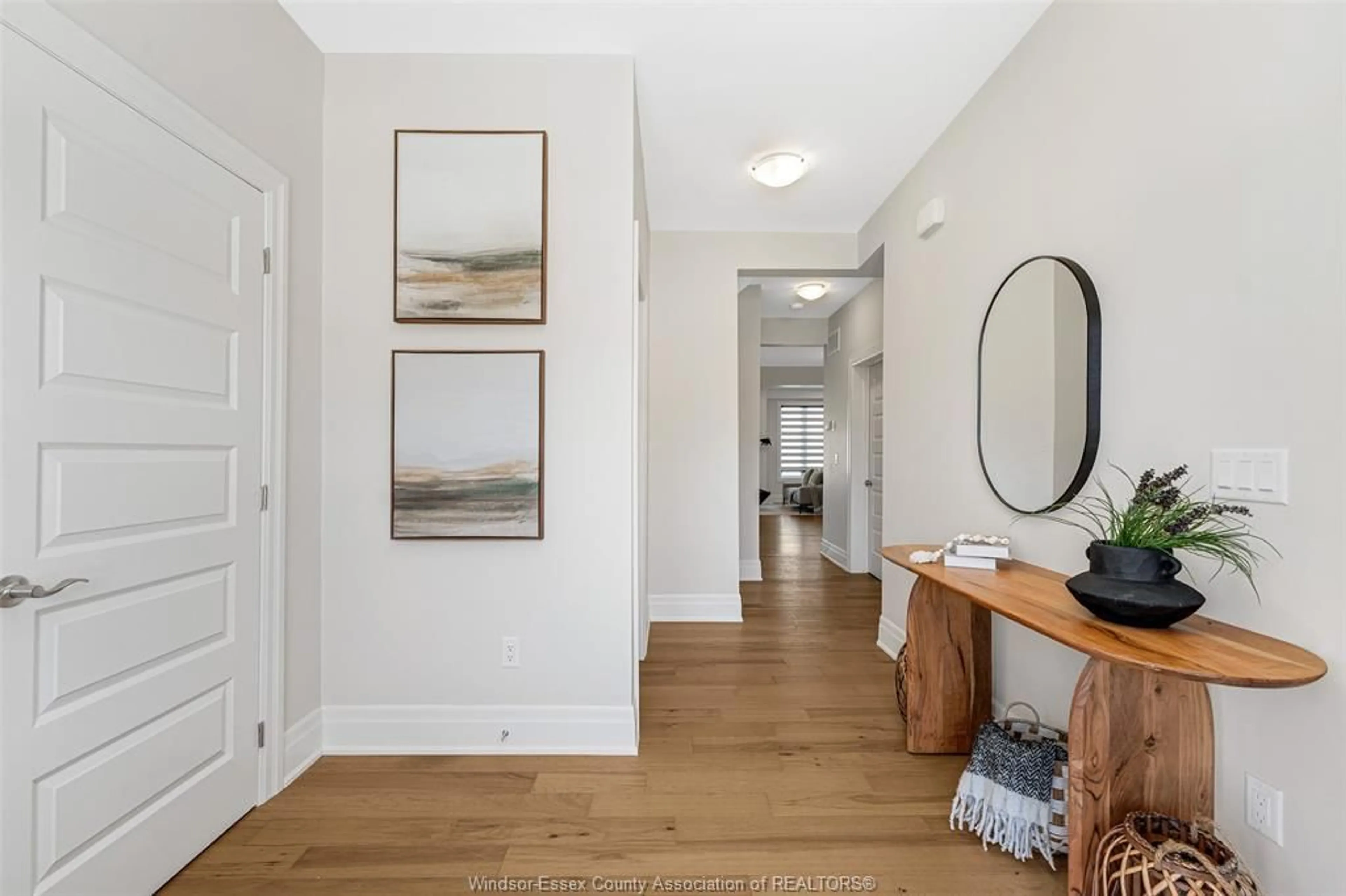 Indoor entryway for 114 LANE St, Essex Ontario N8M 2X6