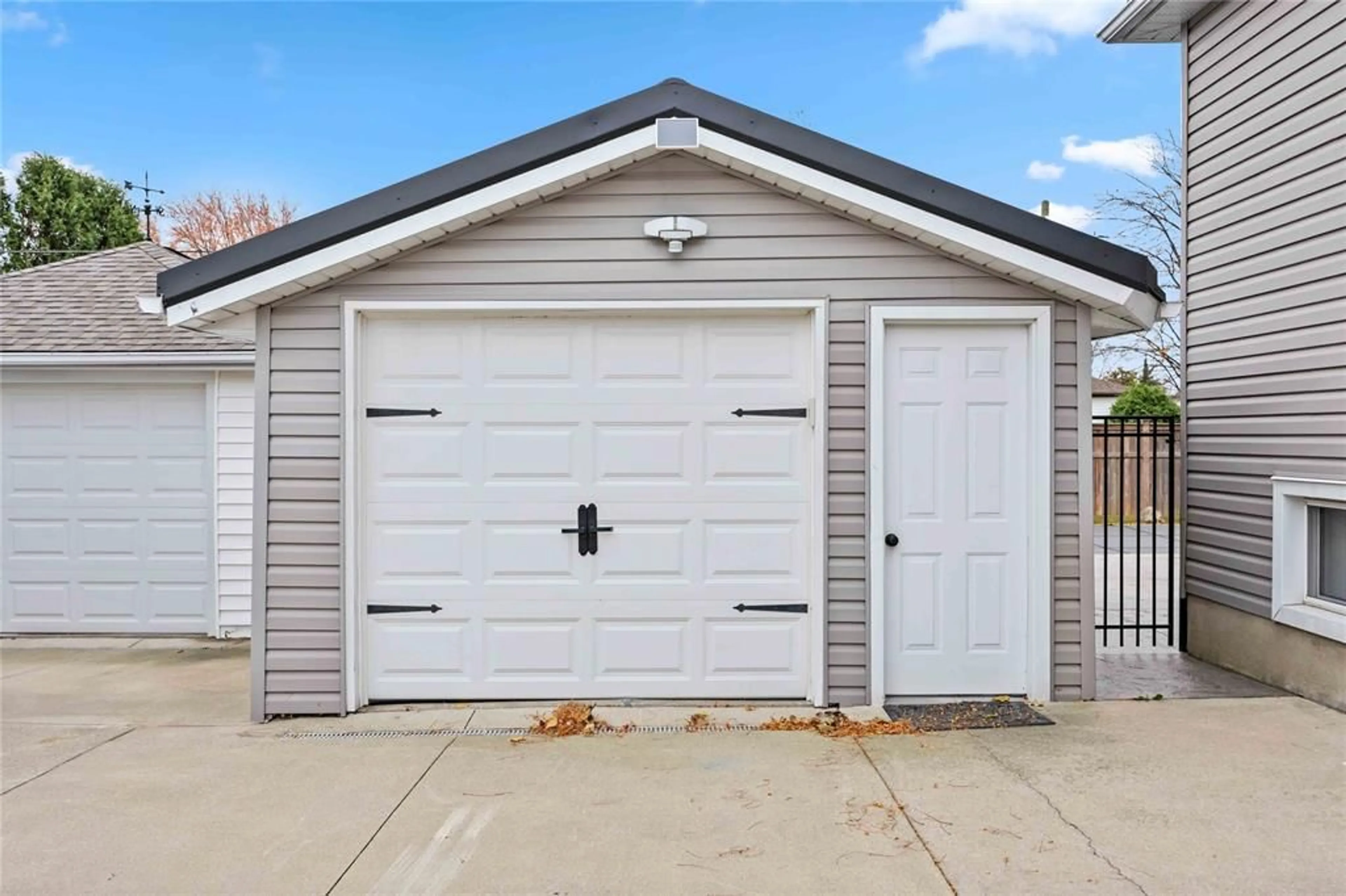 Indoor garage for 707 CHARLES St, Point Edward Ontario N7V 1C1