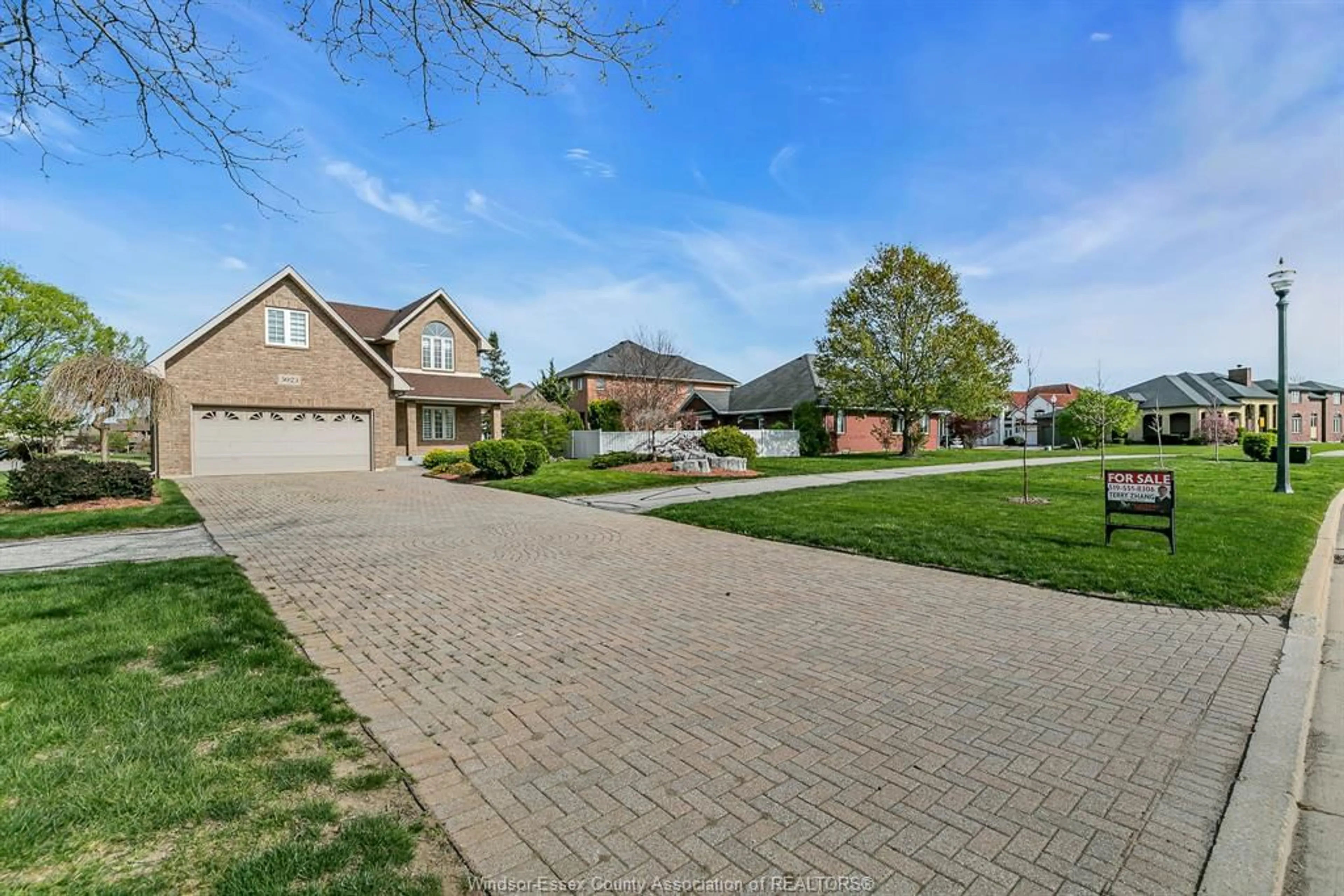 A pic from outside/outdoor area/front of a property/back of a property/a pic from drone, street for 5023 SOUTHWOOD LAKES, Windsor Ontario N9G 2Y1