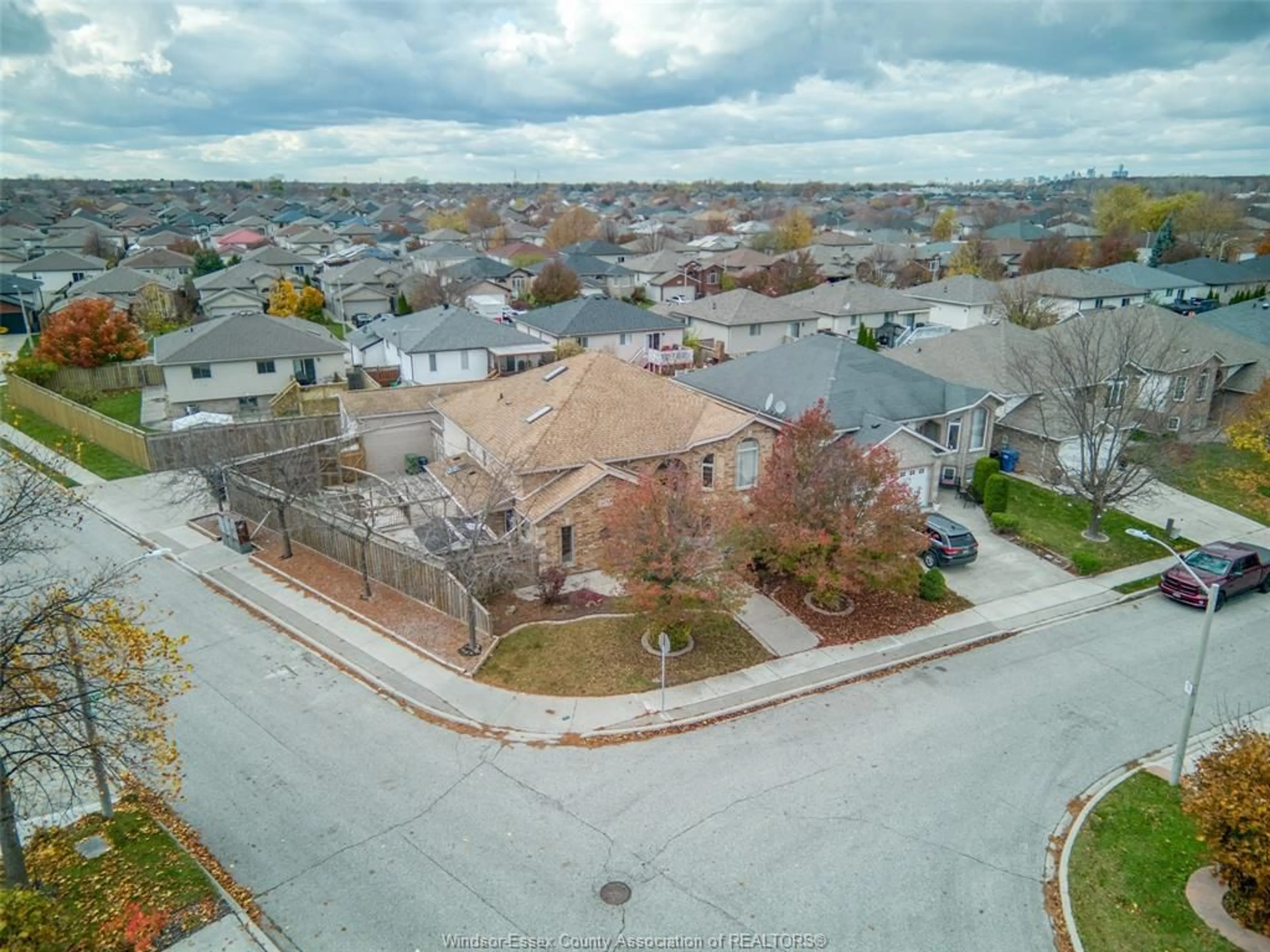 A pic from outside/outdoor area/front of a property/back of a property/a pic from drone, street for 4753 LAVENDER, Windsor Ontario N9G 3A7