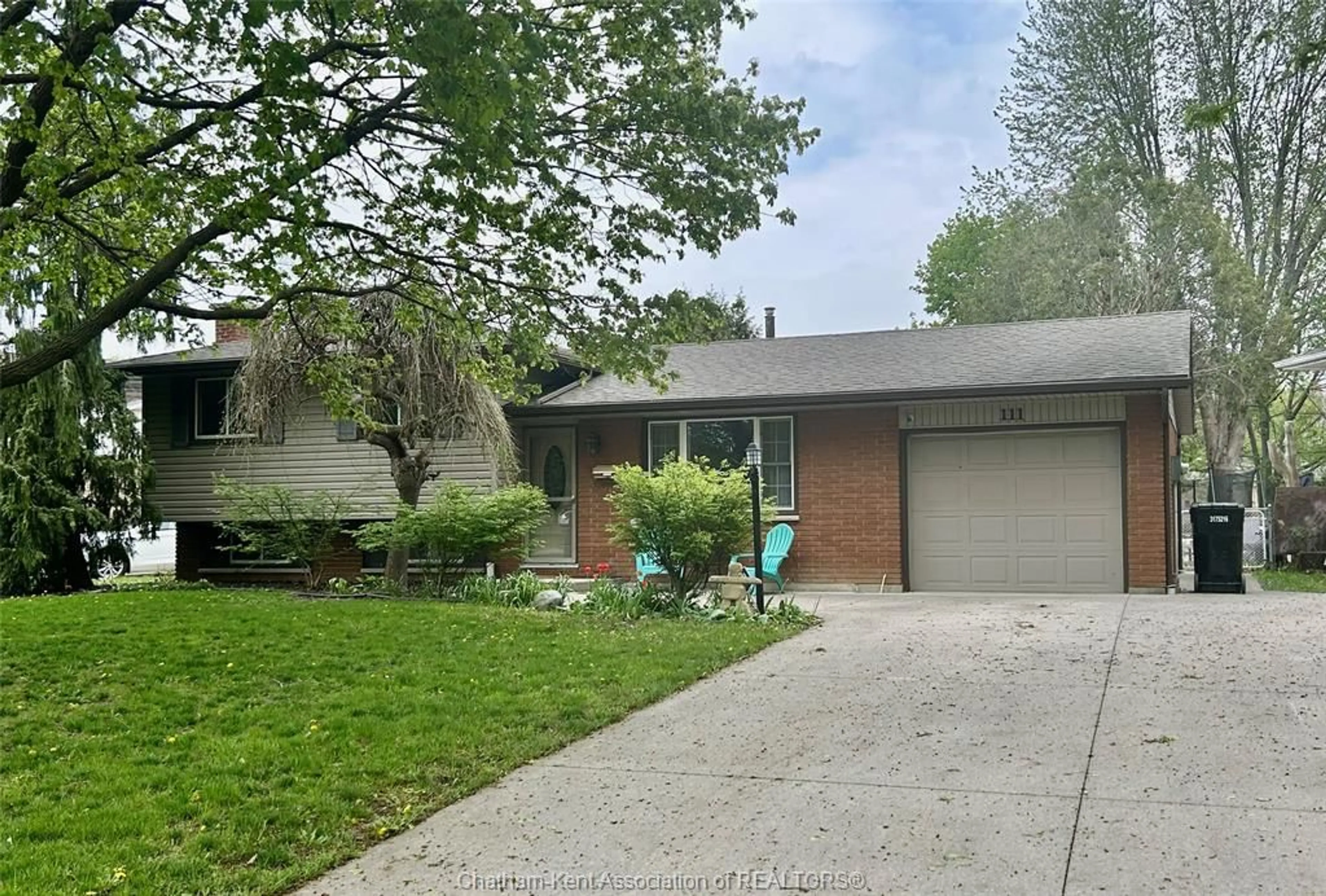 Home with vinyl exterior material, street for 111 LARK St, Chatham Ontario N7L 3X6