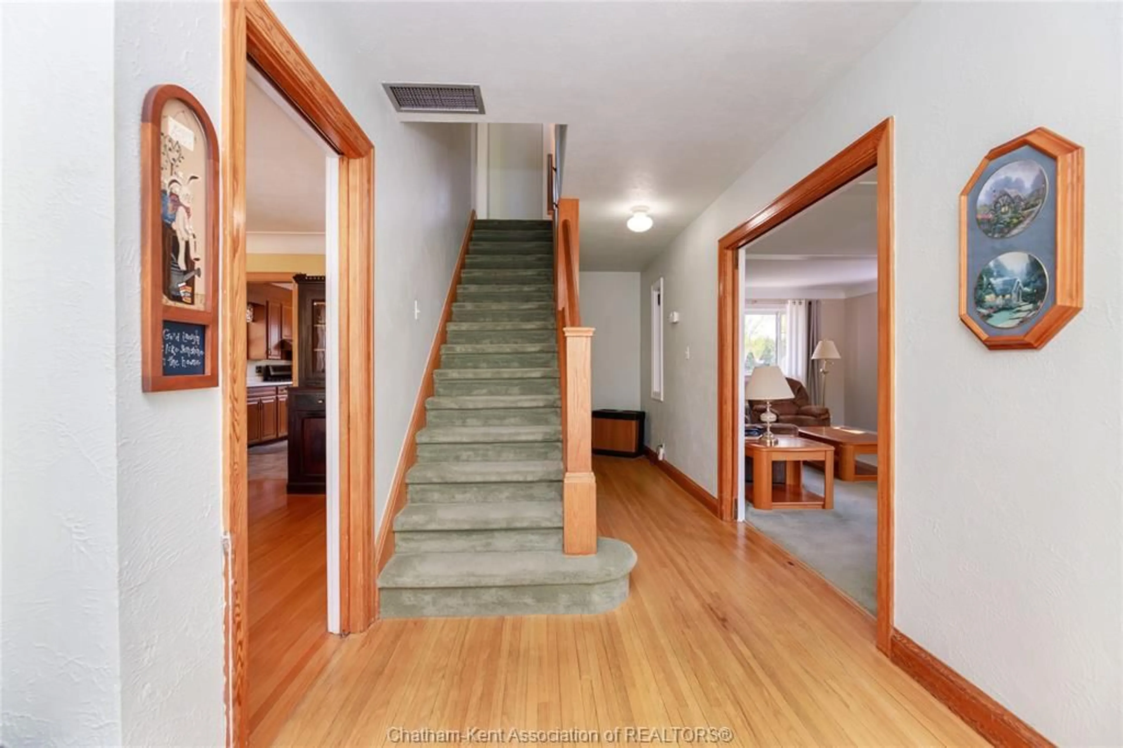 Indoor foyer for 189 Elizabeth St, Chatham Ontario N7L 2Y6