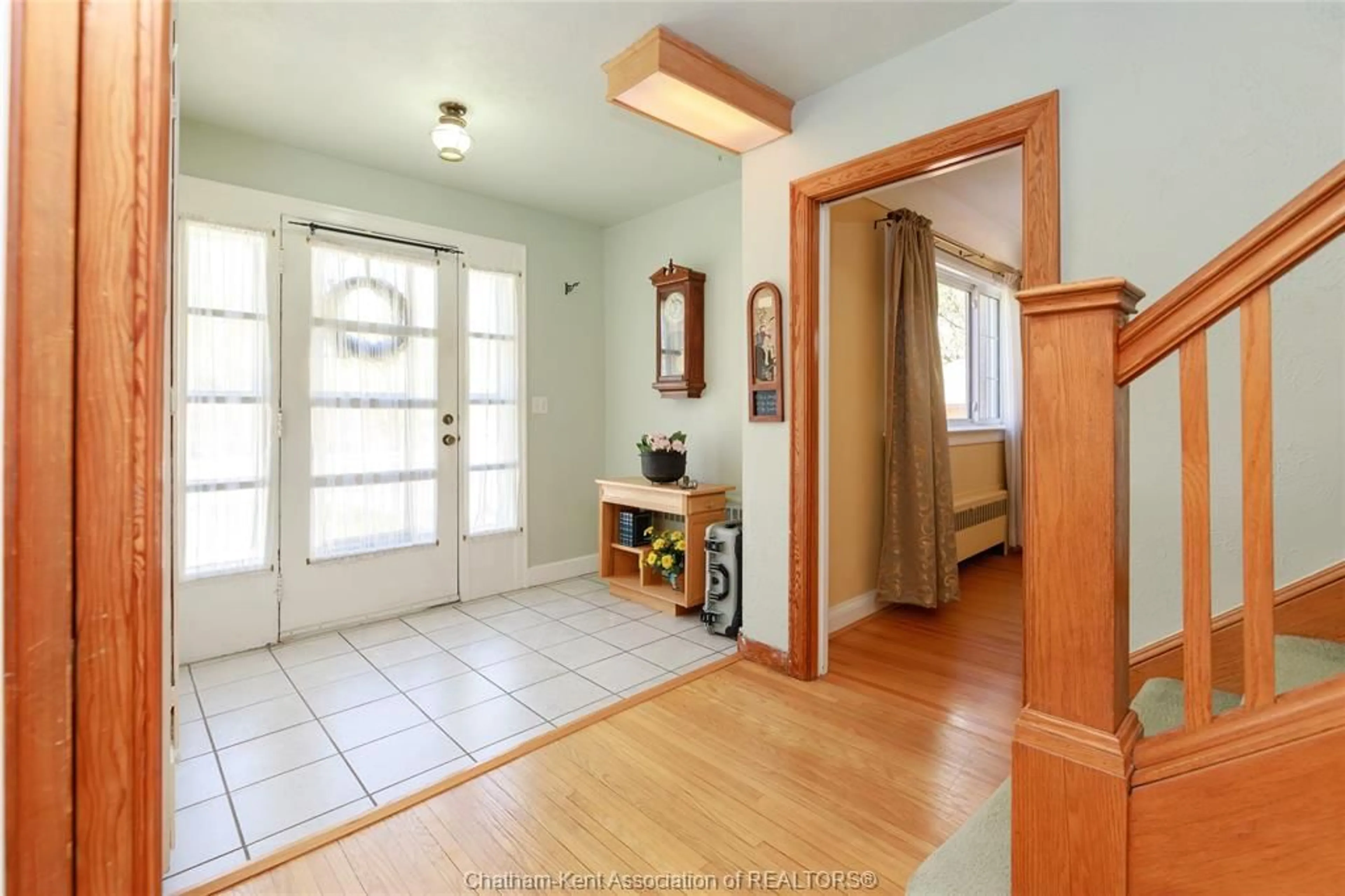 Indoor entryway for 189 Elizabeth St, Chatham Ontario N7L 2Y6