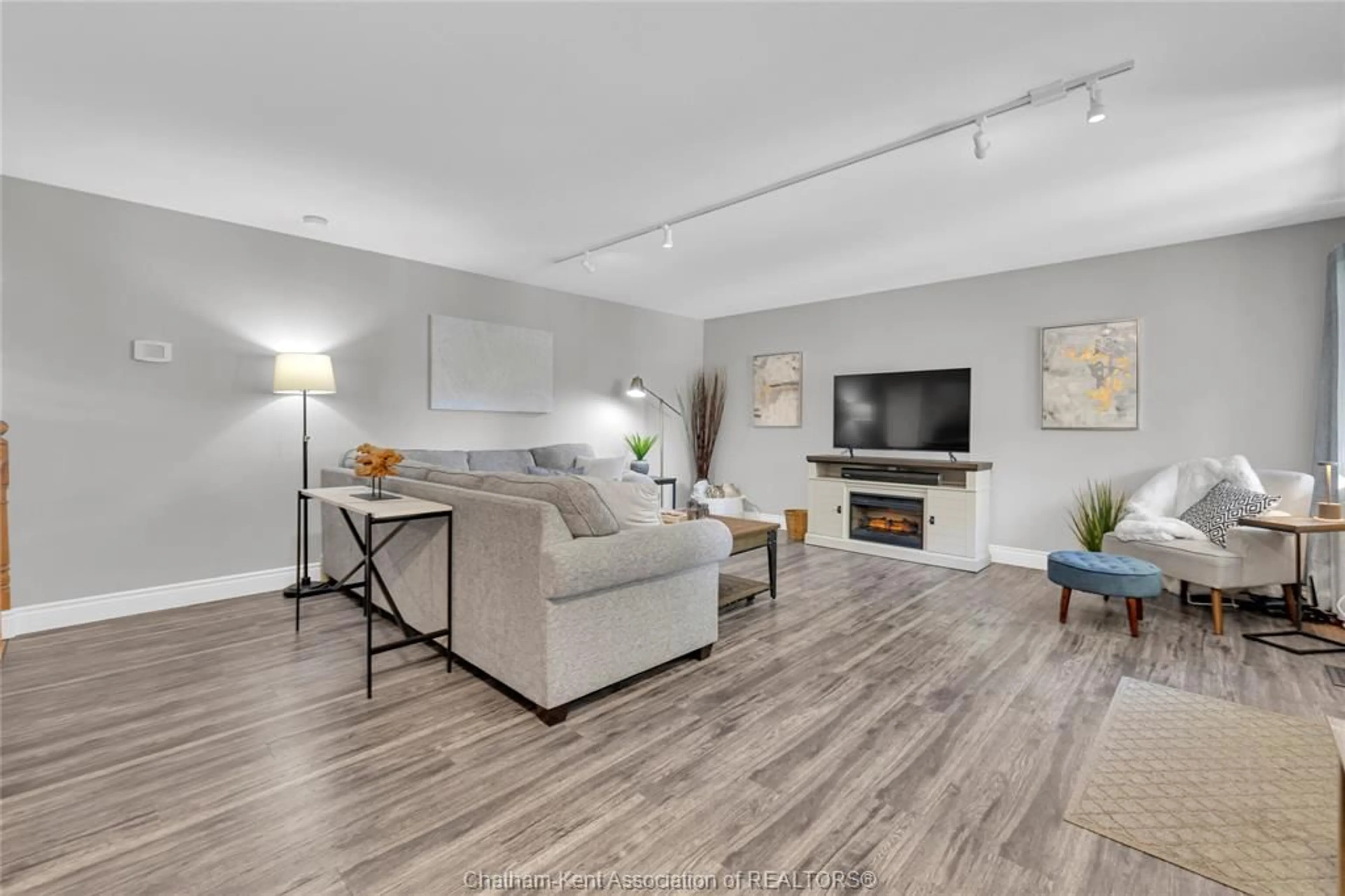 Living room with furniture, unknown for 23 Poplar St, Chatham Ontario N7L 1J8