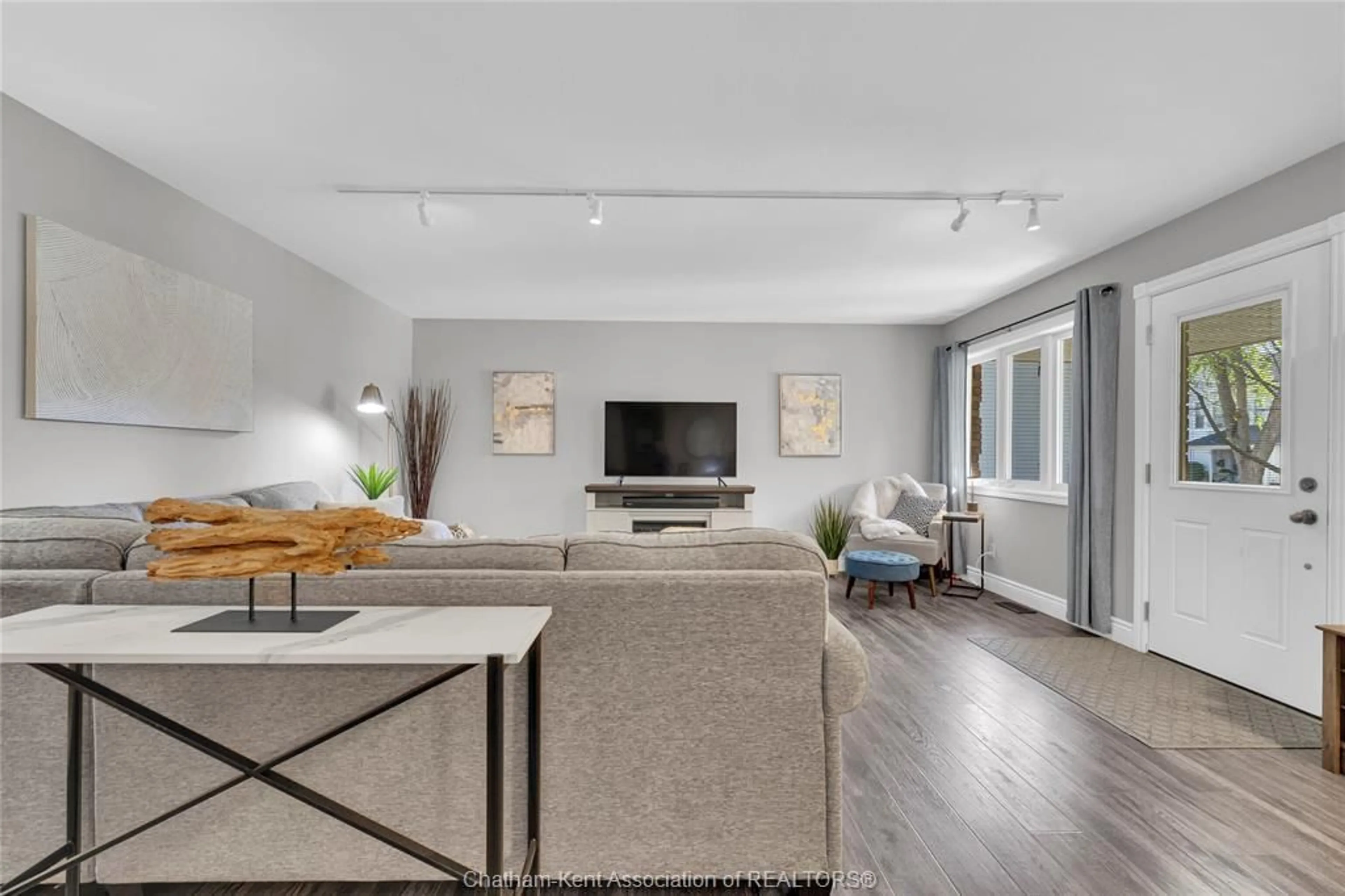 Living room with furniture, unknown for 23 Poplar St, Chatham Ontario N7L 1J8