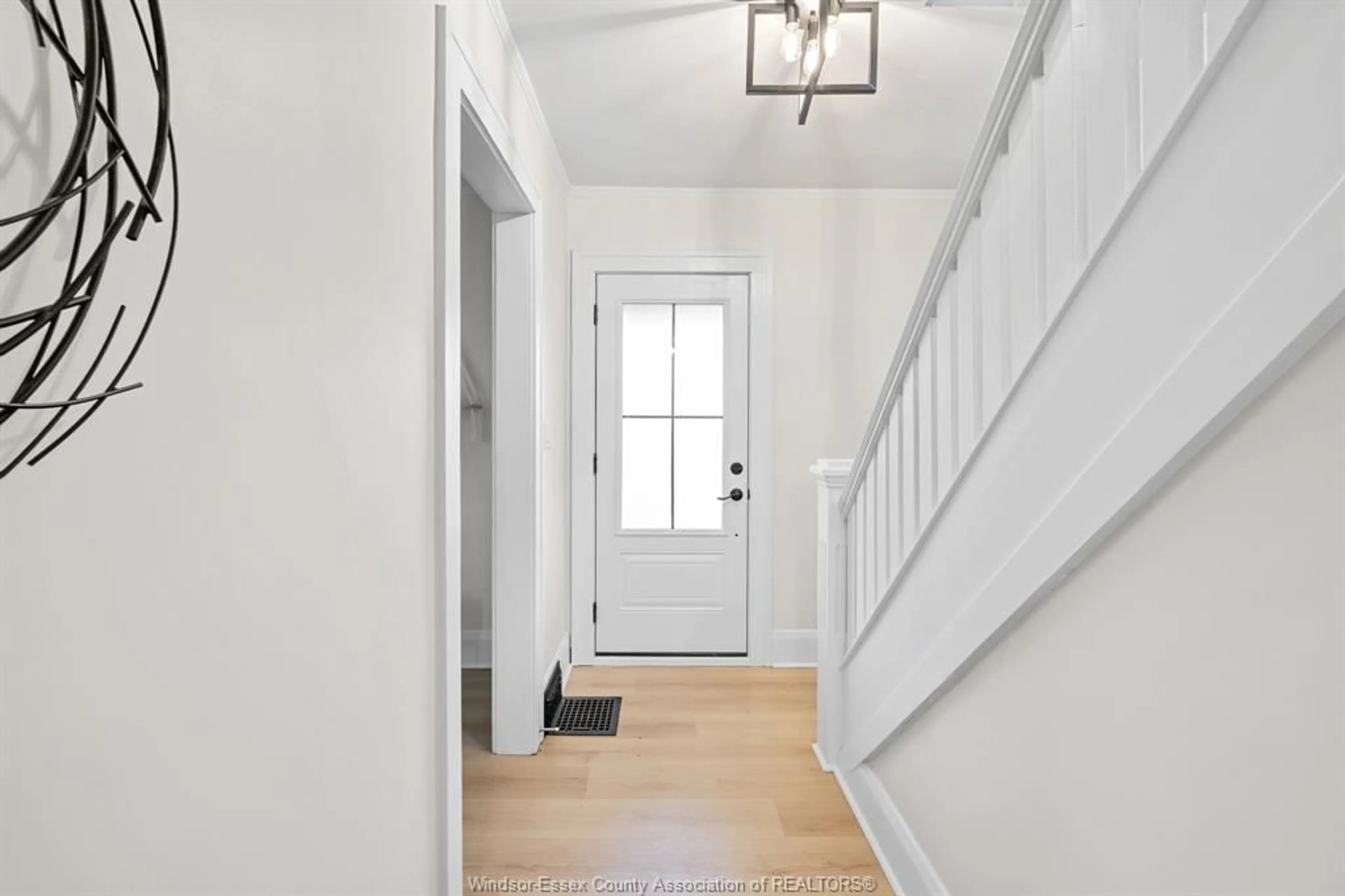 Indoor entryway for 1555 Lincoln, Windsor Ontario N8Y 2J3