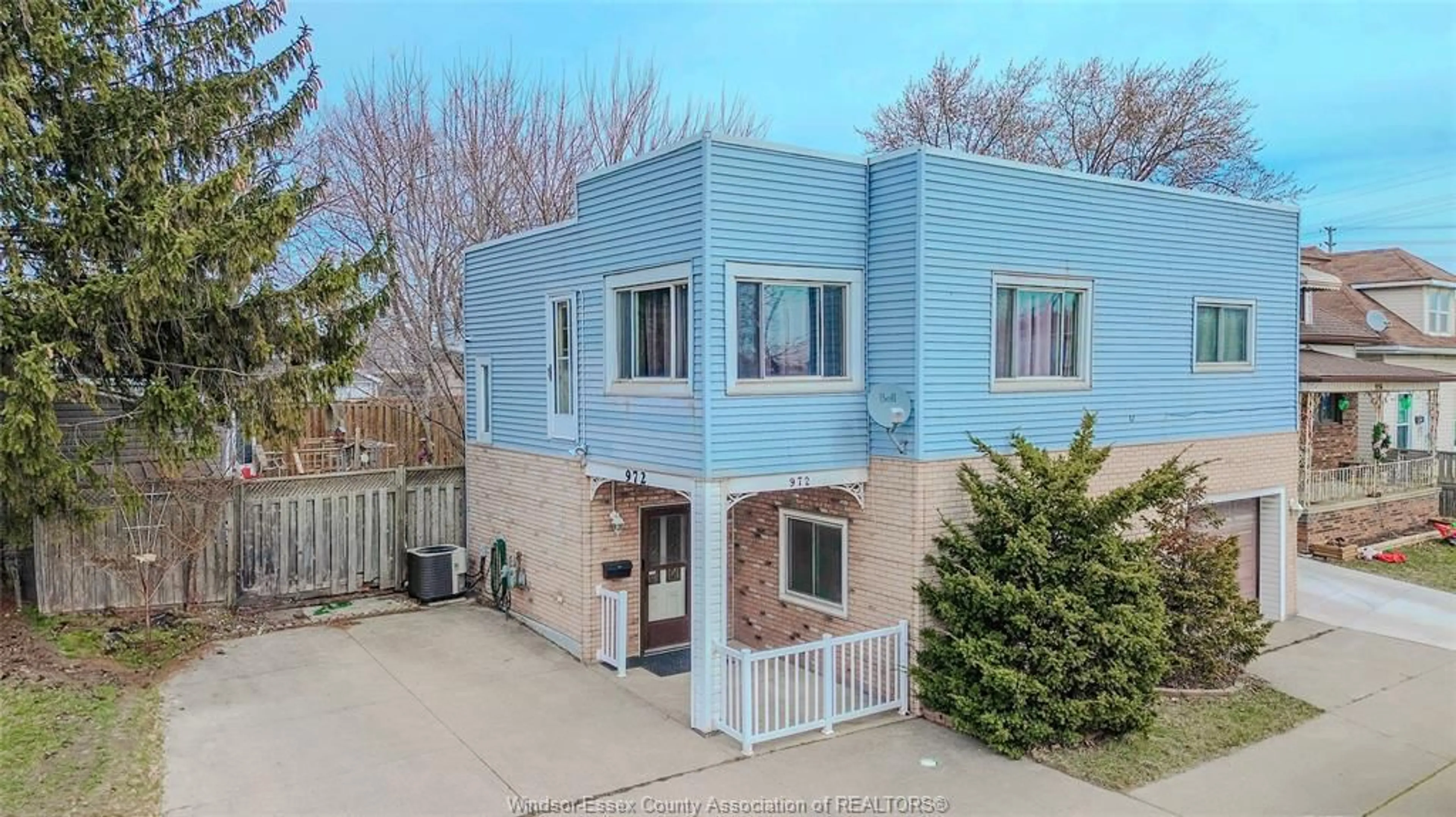 A pic from outside/outdoor area/front of a property/back of a property/a pic from drone, street for 972 TECUMSEH, Windsor Ontario N9X 1H6