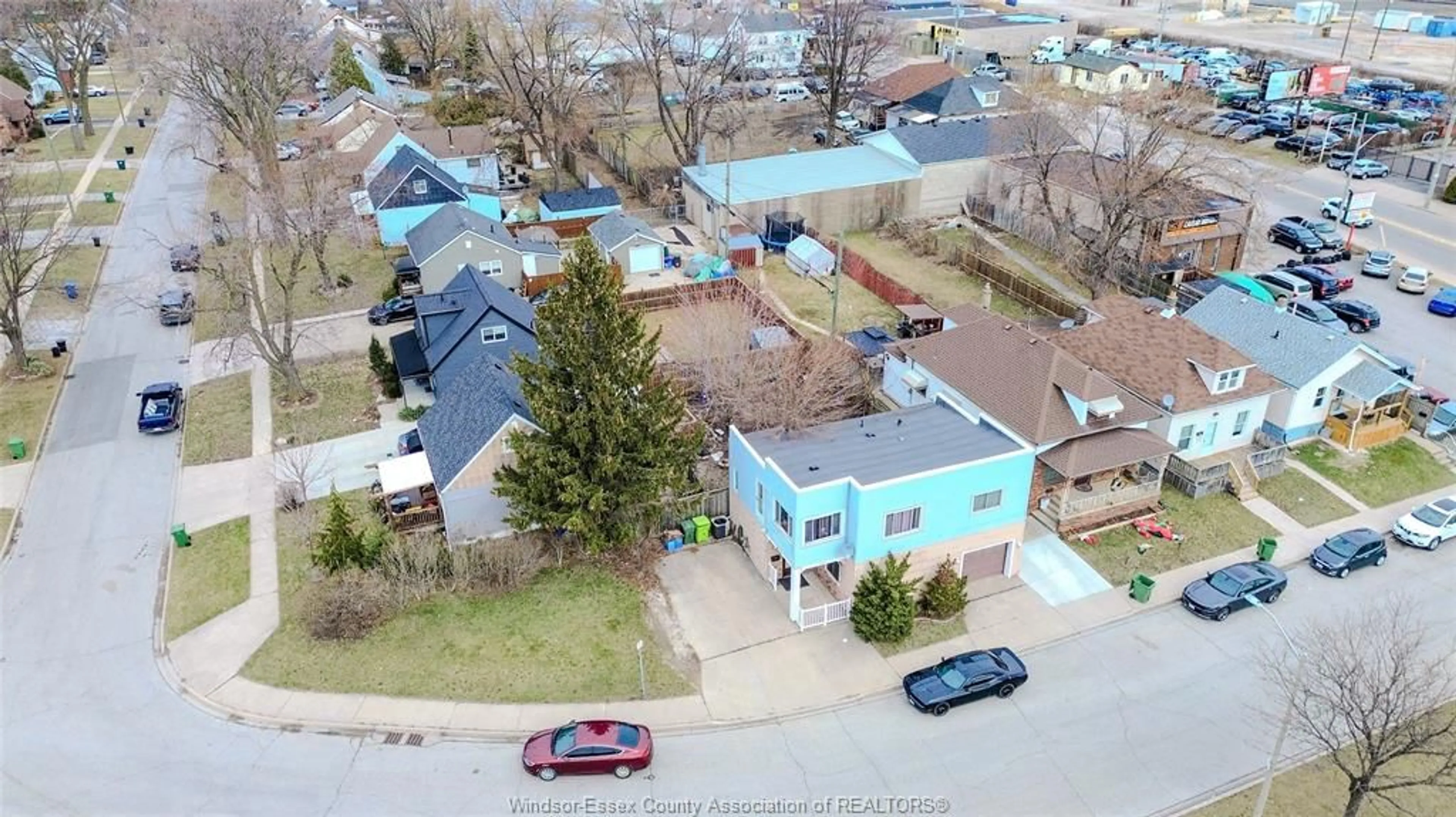 A pic from outside/outdoor area/front of a property/back of a property/a pic from drone, street for 972 TECUMSEH, Windsor Ontario N9X 1H6