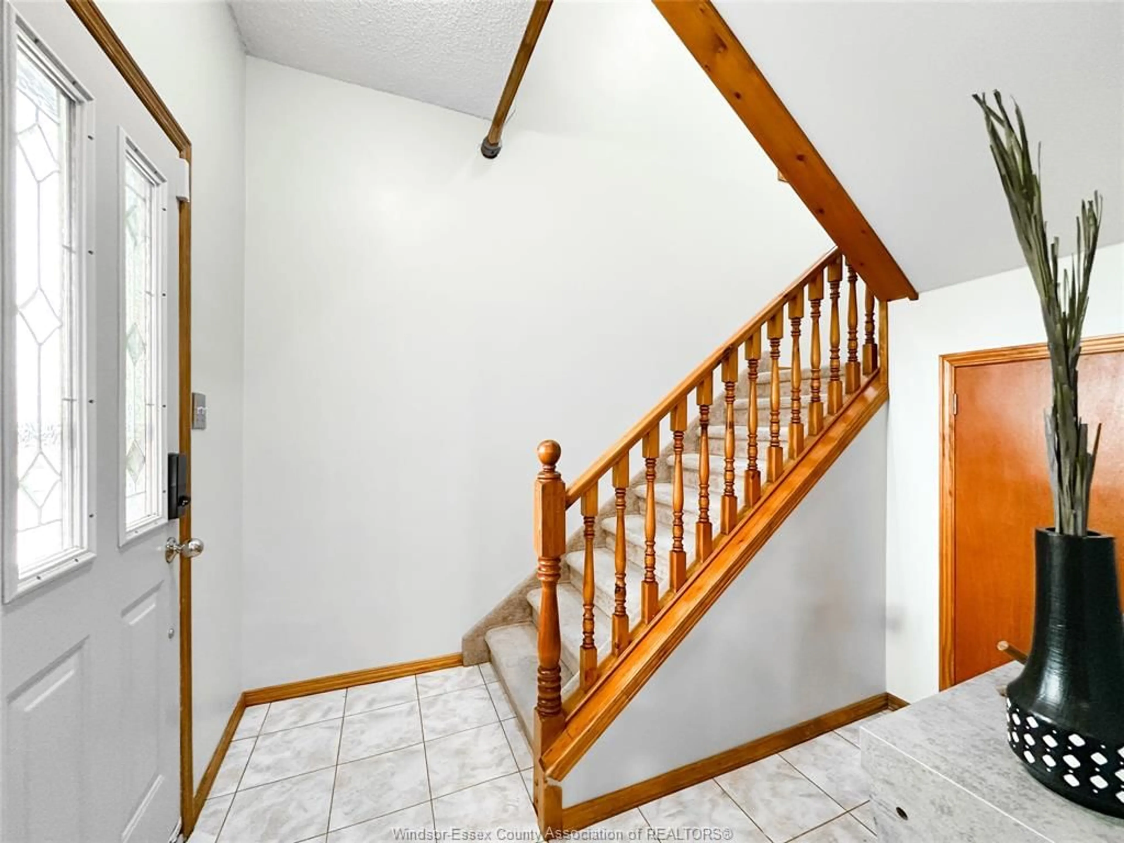 Indoor foyer for 972 TECUMSEH, Windsor Ontario N9X 1H6