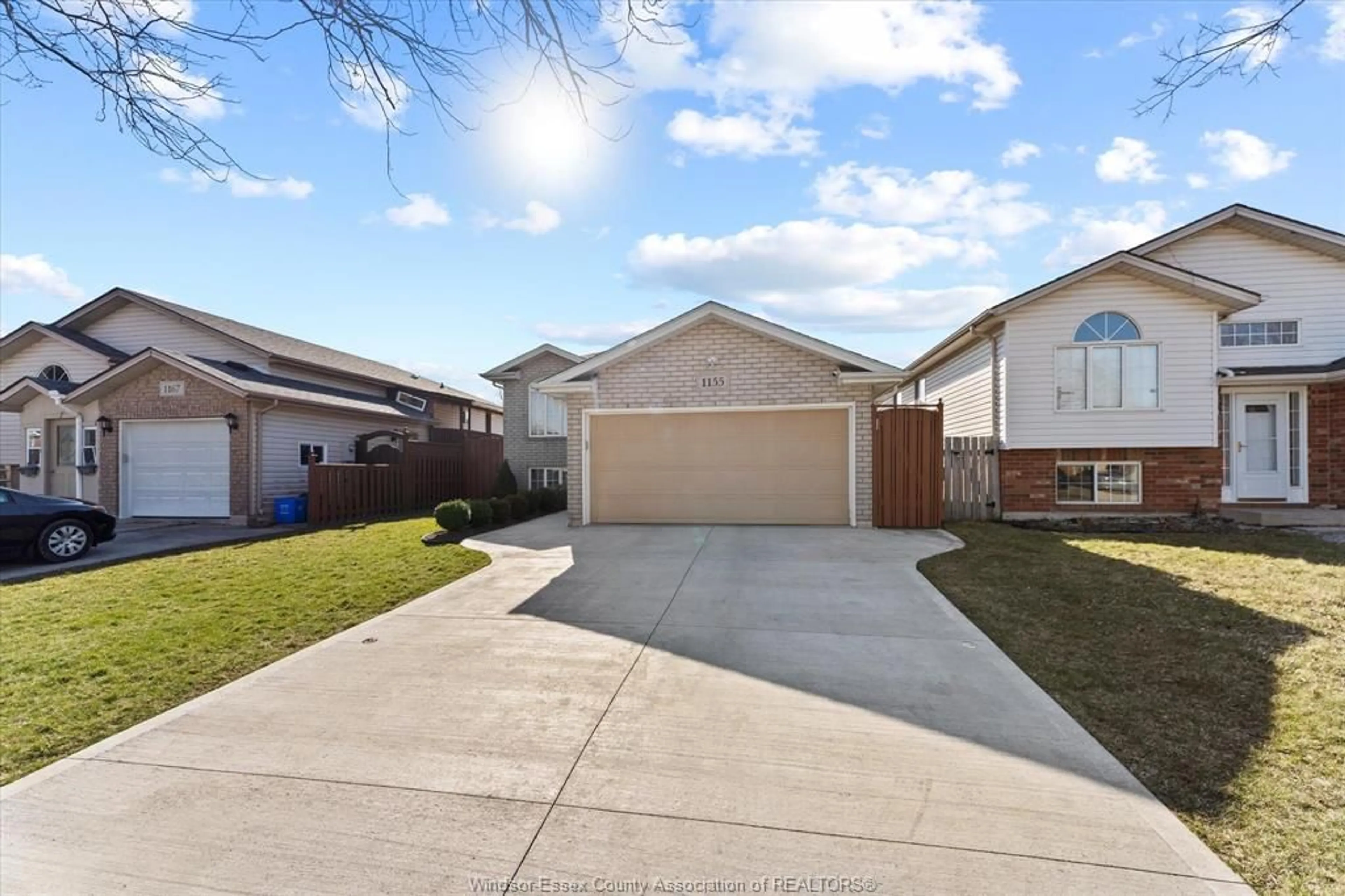 A pic from outside/outdoor area/front of a property/back of a property/a pic from drone, street for 1155 LAKEVIEW Ave, Windsor Ontario N8P 1K9