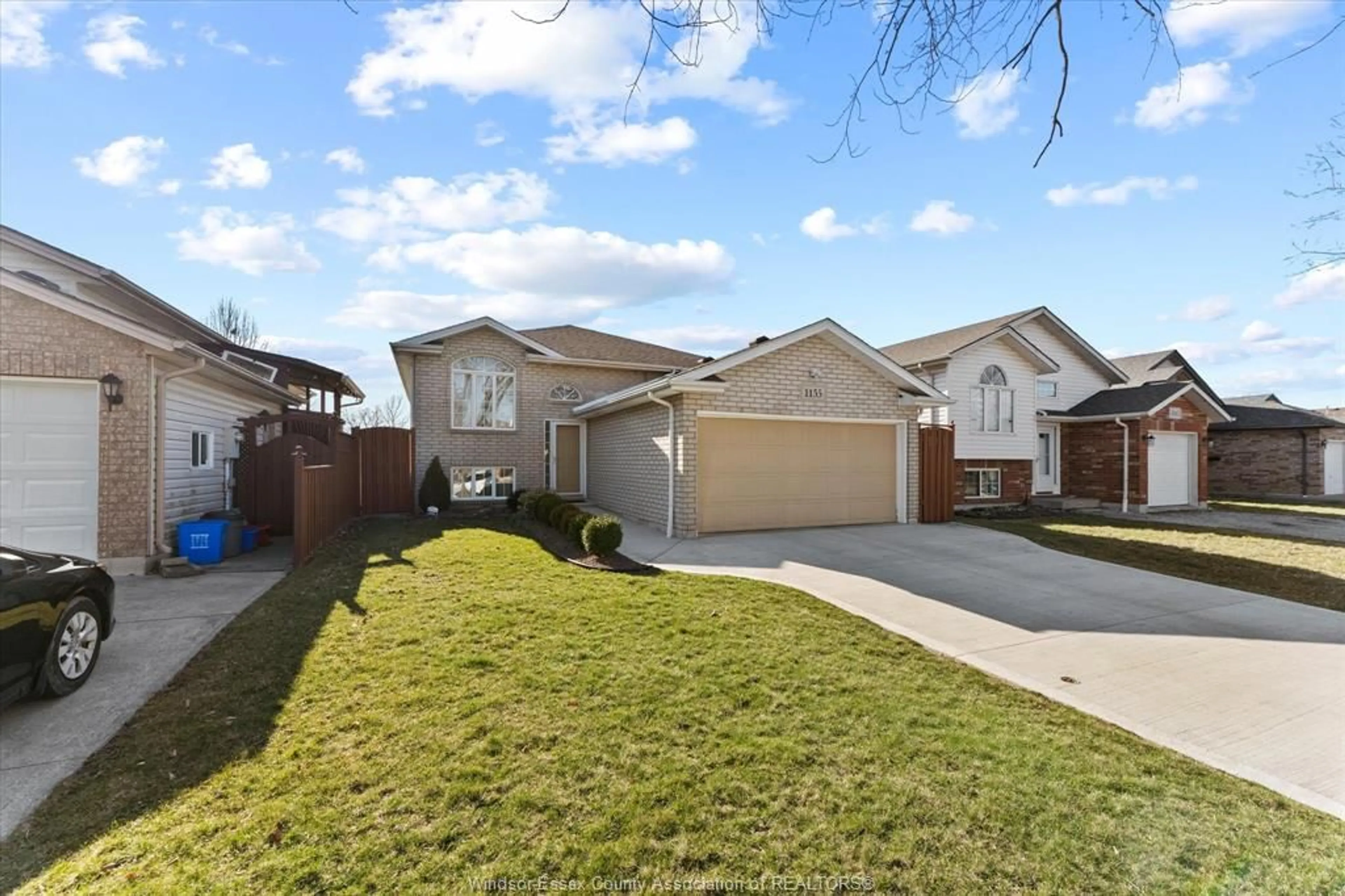 A pic from outside/outdoor area/front of a property/back of a property/a pic from drone, street for 1155 LAKEVIEW Ave, Windsor Ontario N8P 1K9