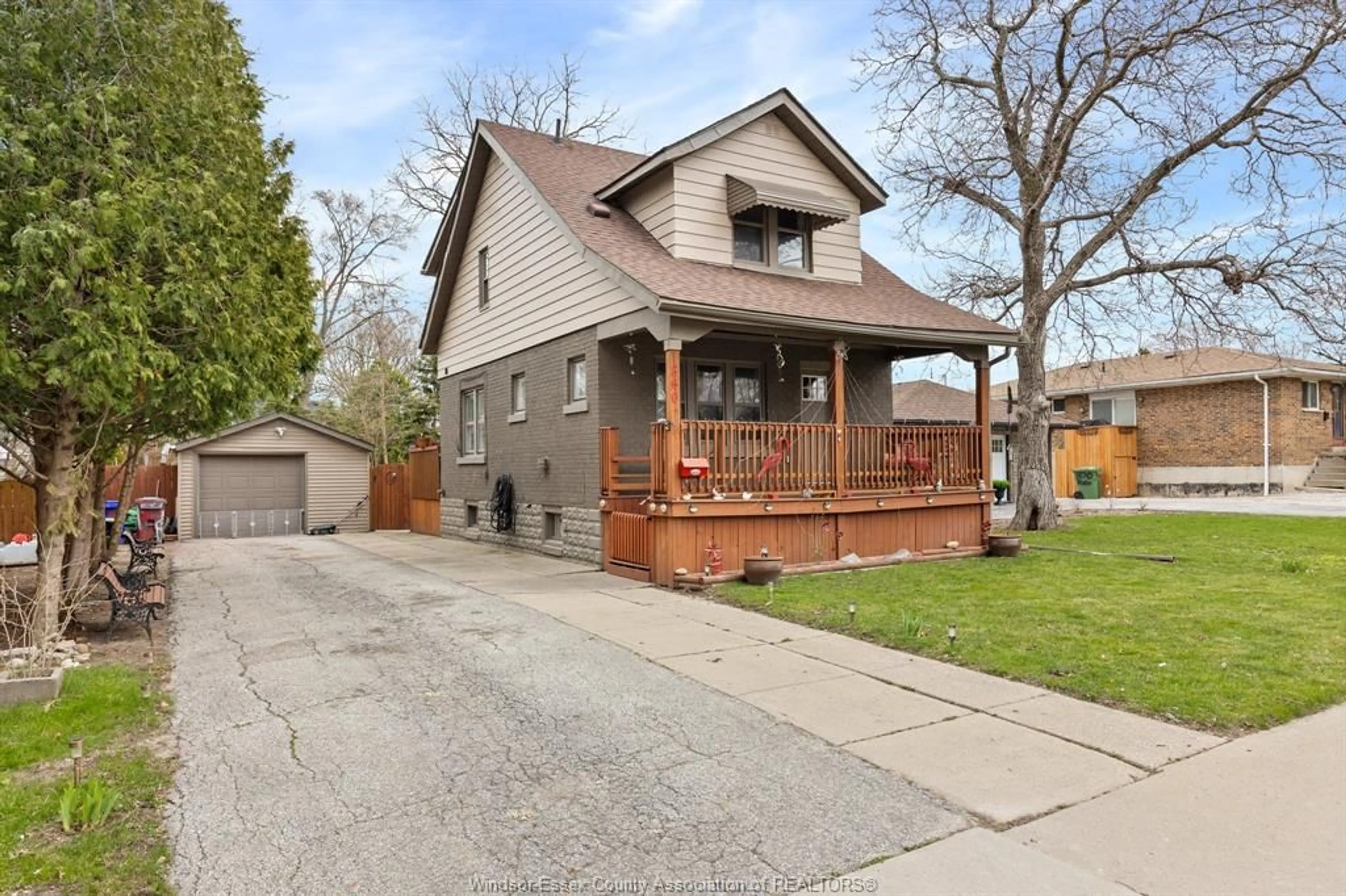 Home with brick exterior material, street for 860 FORD, Windsor Ontario N8S 2E7