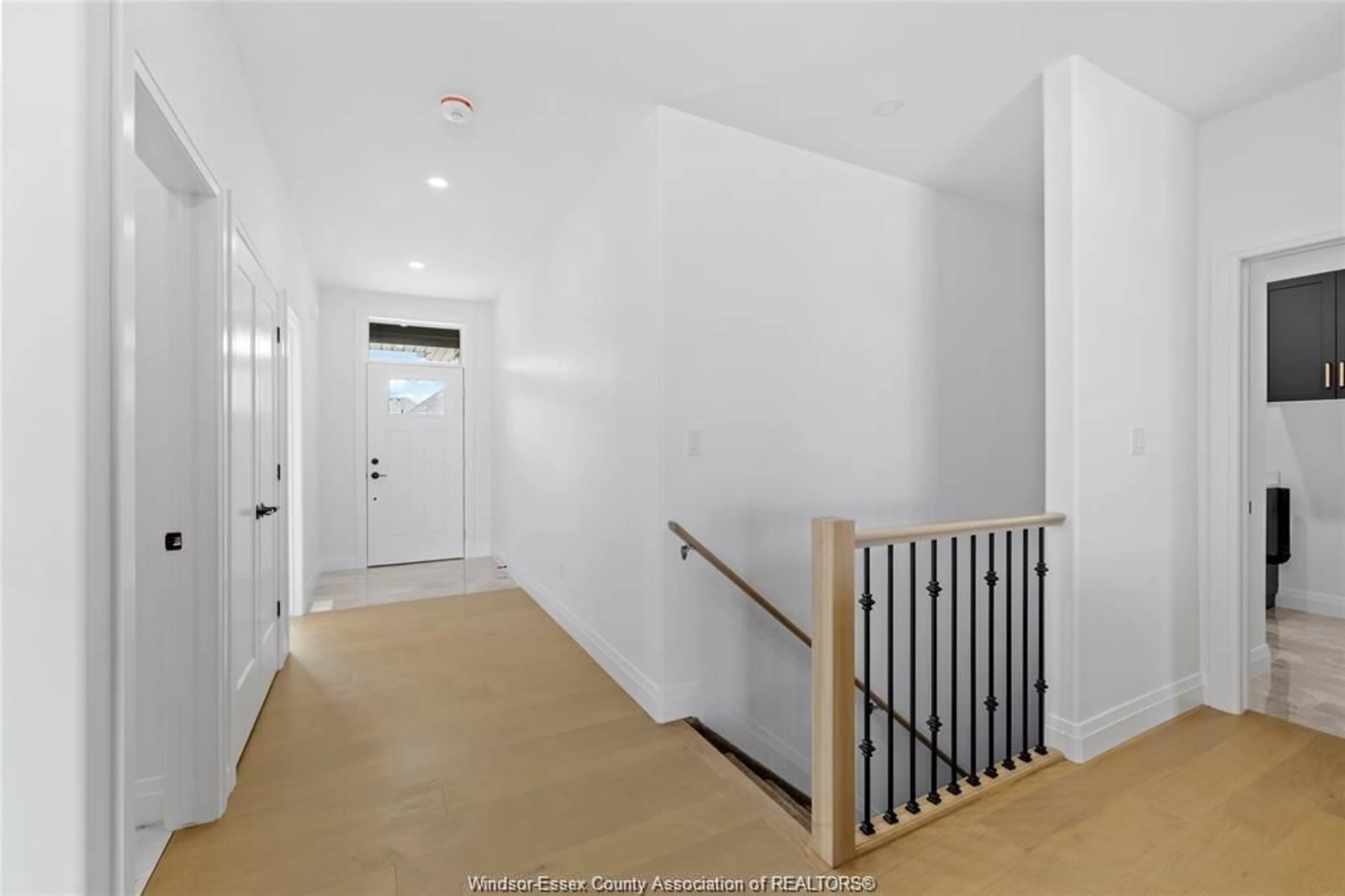 Indoor foyer for 2599 BARKLEY Ave, Windsor Ontario N8P 0E9