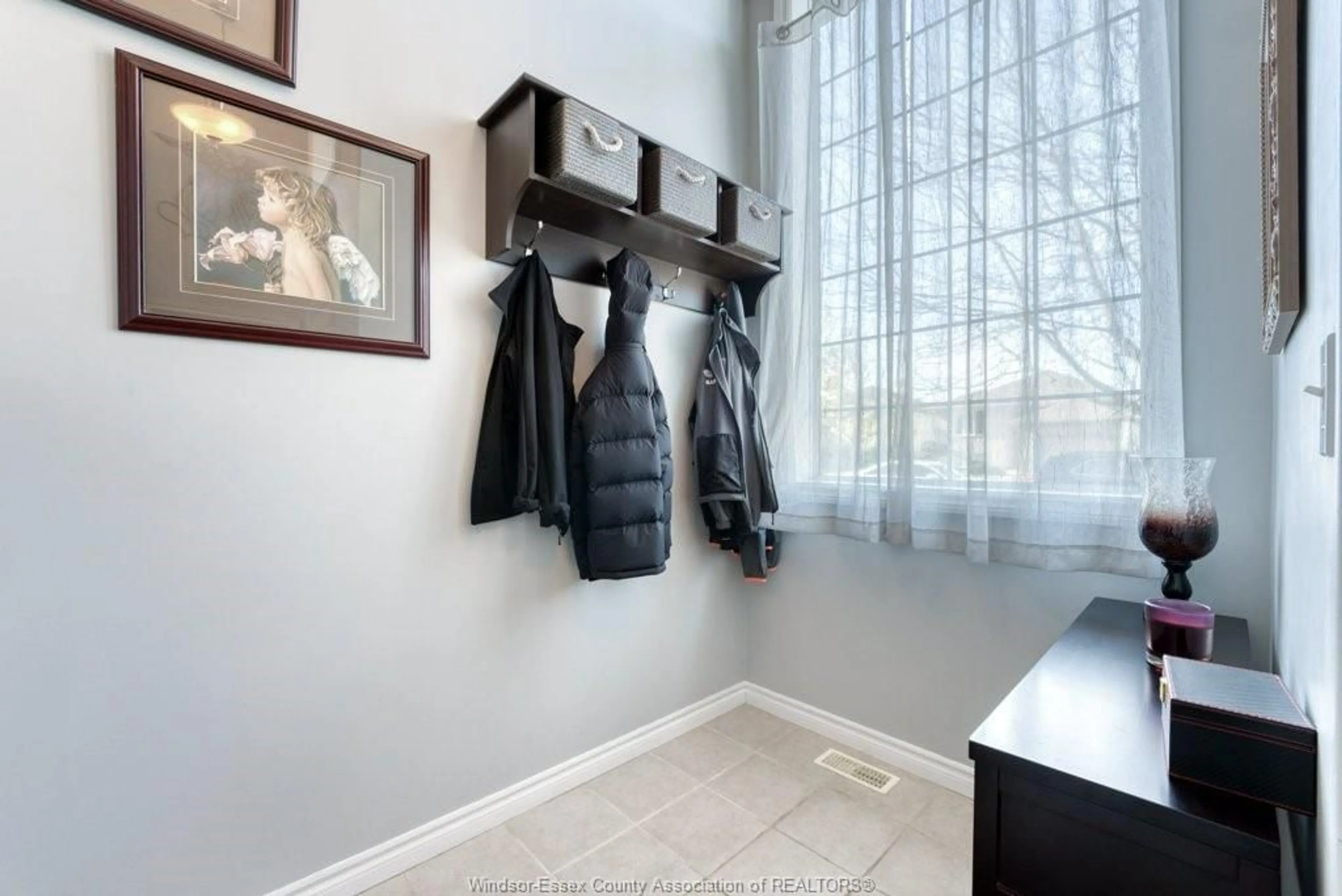 Indoor entryway for 2384 RADCLIFF Ave, Windsor Ontario N8P 1V5